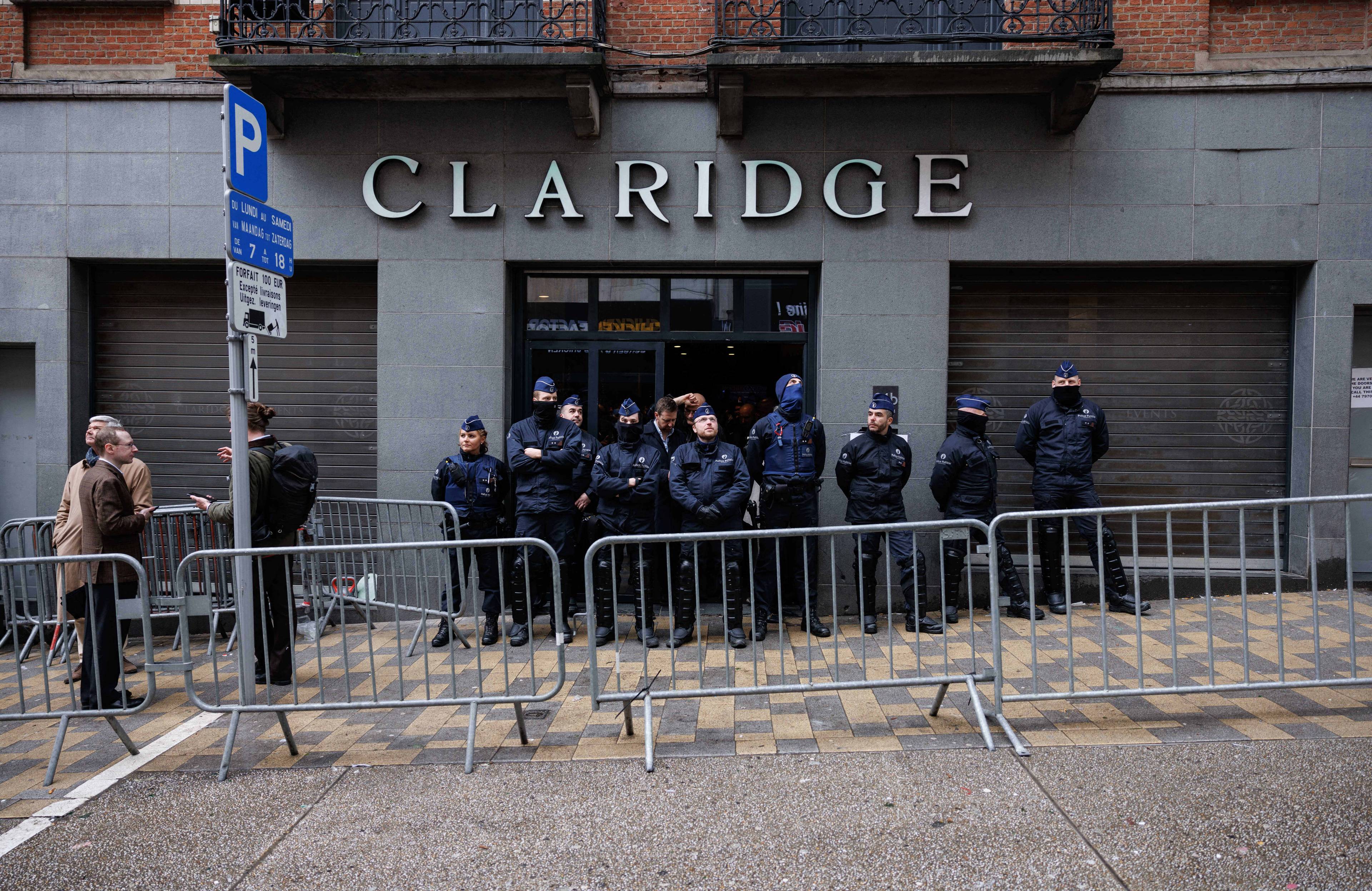 Policja przed budynkiem Claridge w Brukseli, gdzie odbywała się konferencja NatCon