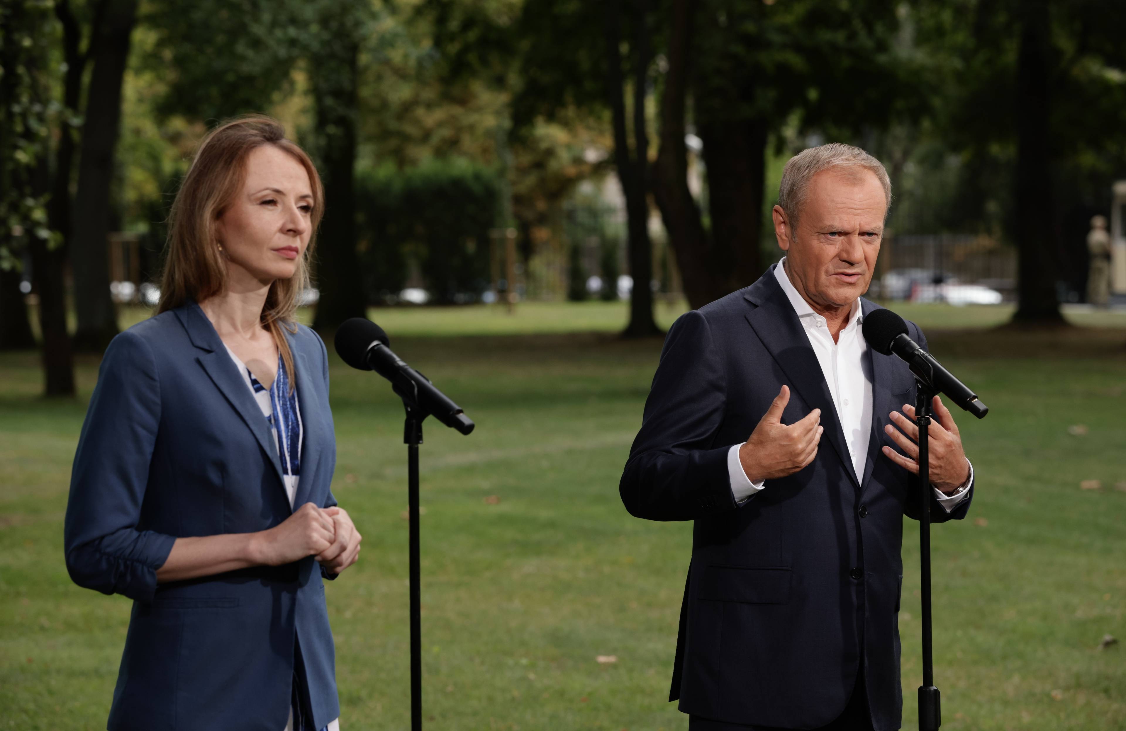 Donald Tusk i Agnieszka Dziemianowicz-Bąk podczas konferencji prasowej