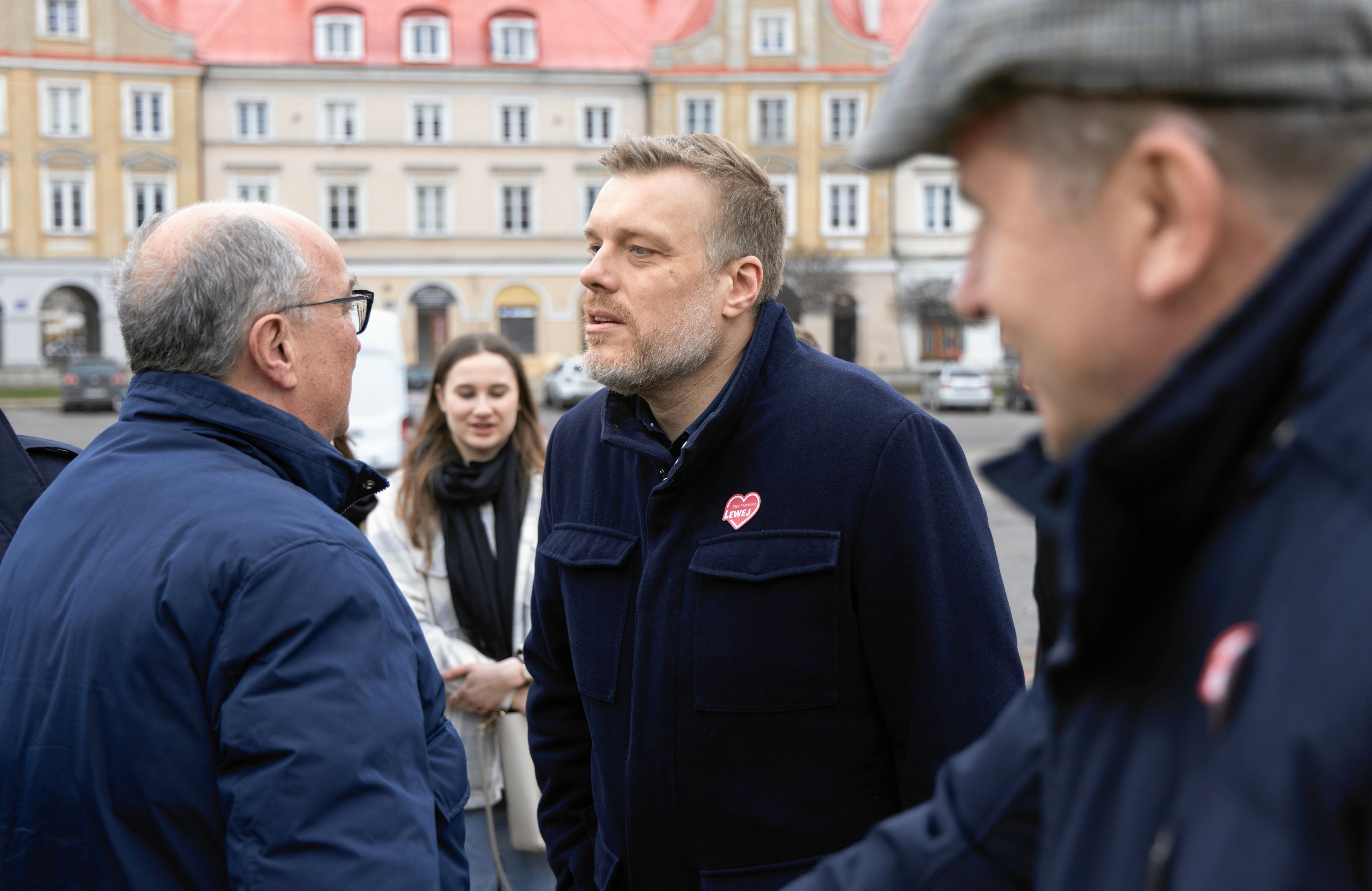Adrian Zandberg mówi coś do Włodzimierza Czarzastego