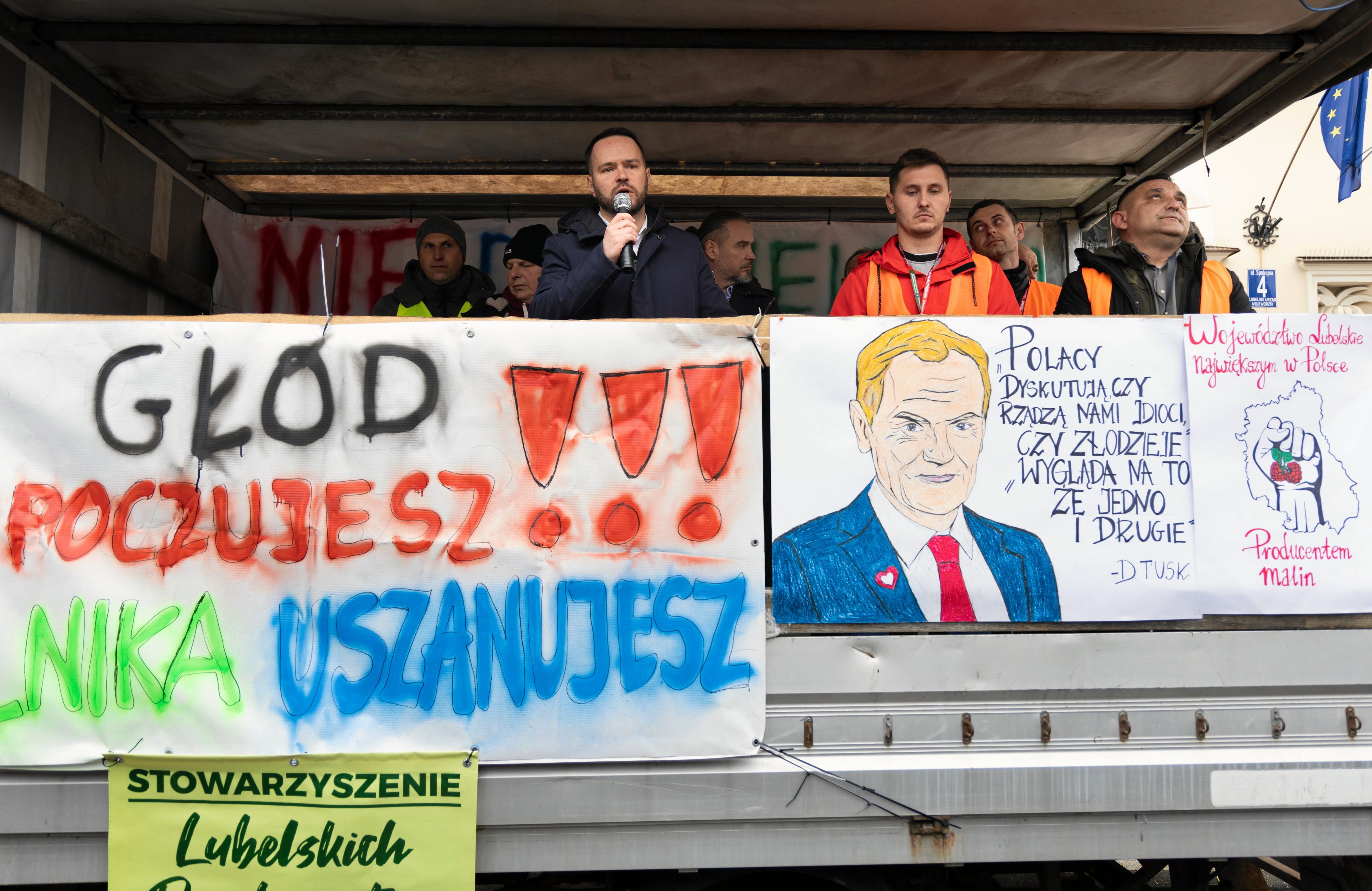 Na zdjęciu rysunek przedstawiający Donalda Tuska i napis: "Głód poczujesz, rolnika uszanujesz"