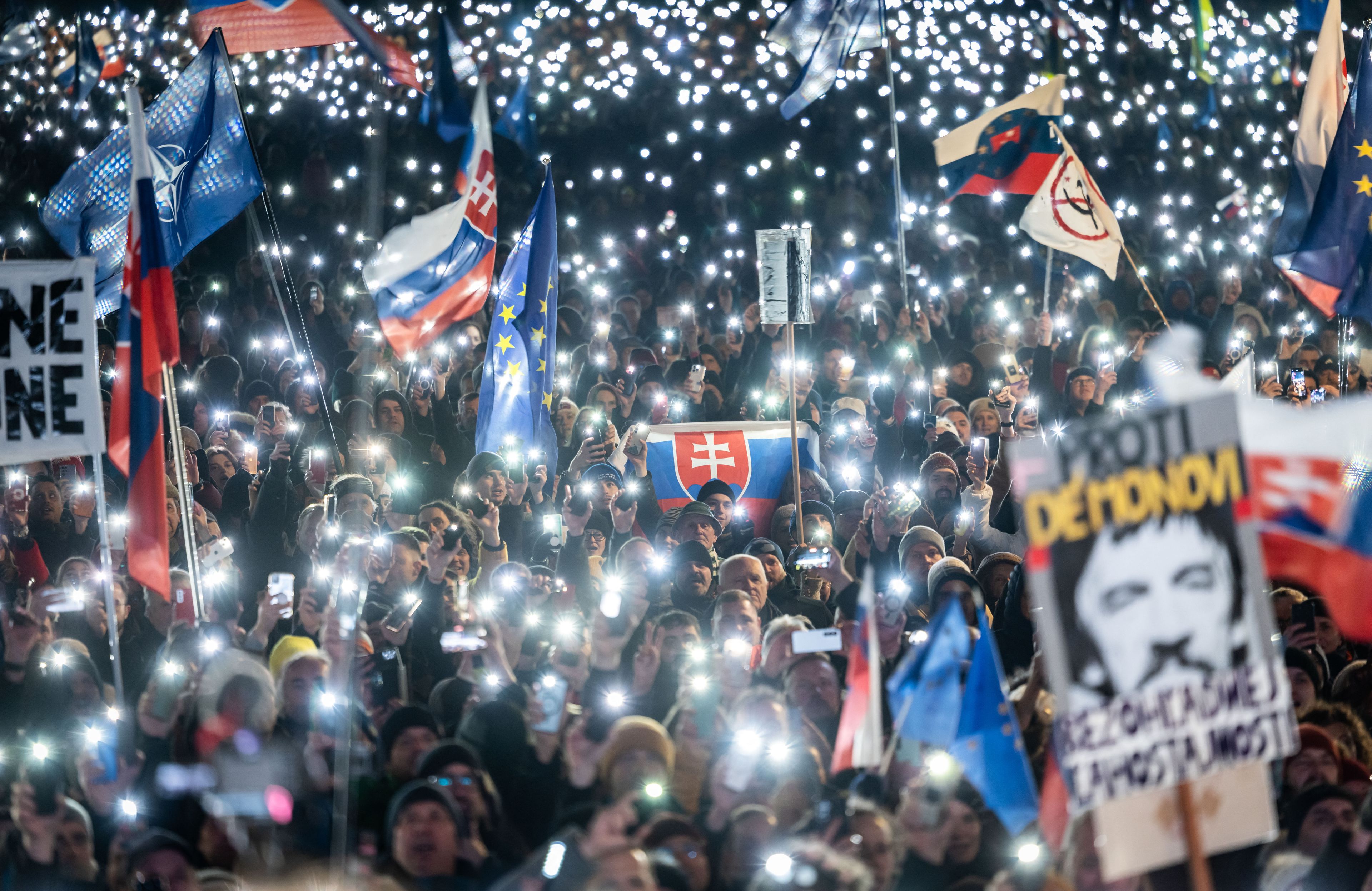 Wieczorny protest tysięcy ludzi, miejski plac rozświetlony jest morzem świateł