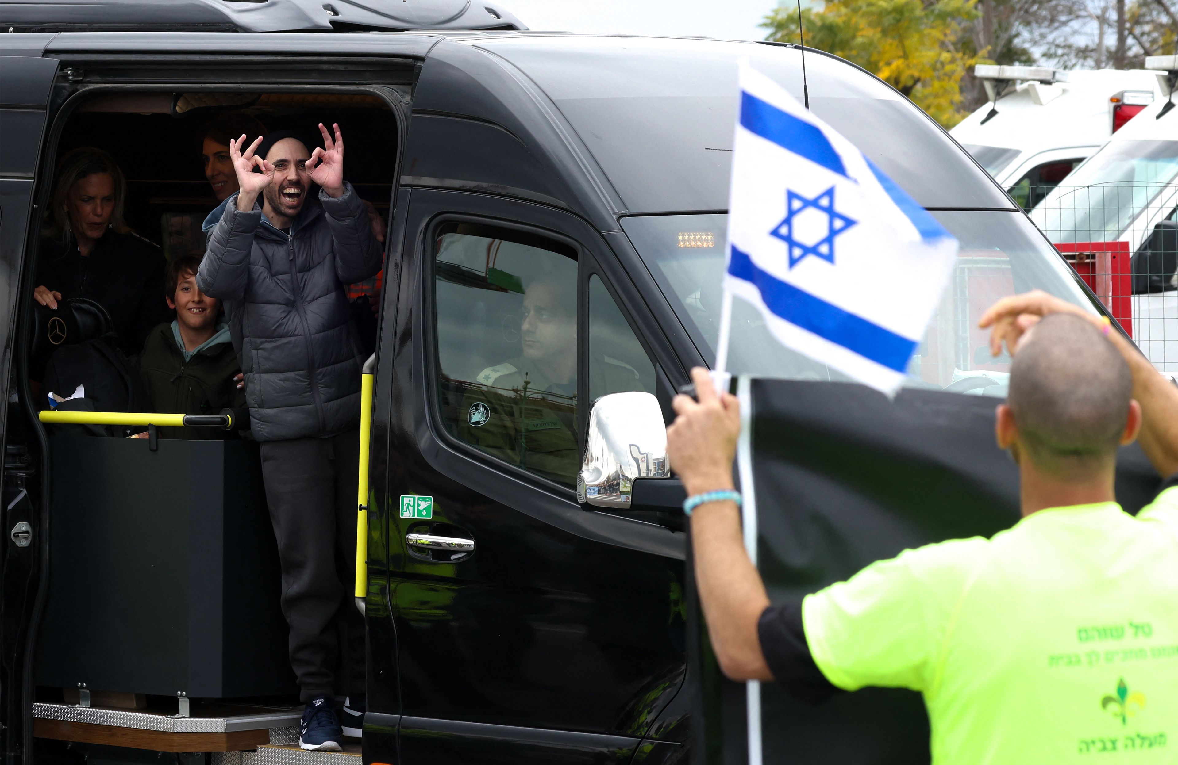 Jeden z uwolnionych zakładników Tal Shoham pozdrawia witających na dzidzińcu szpitala Beilinson , 22.02.2025 r.