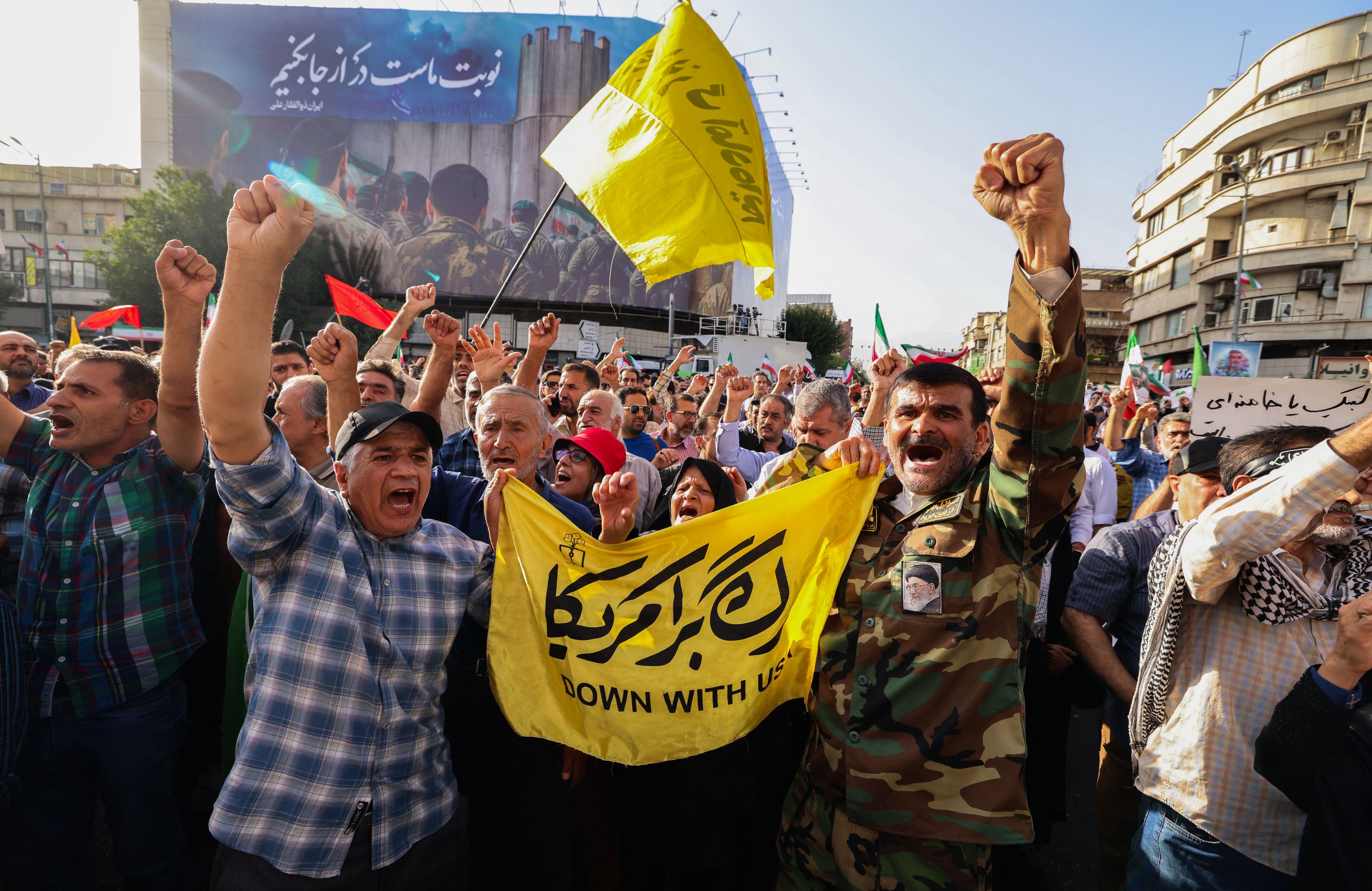Plac Enghelab w Teheranie, 22 czerwca 2025 r. Irańczycy protestują przeciwko atakowi USA na Iran.