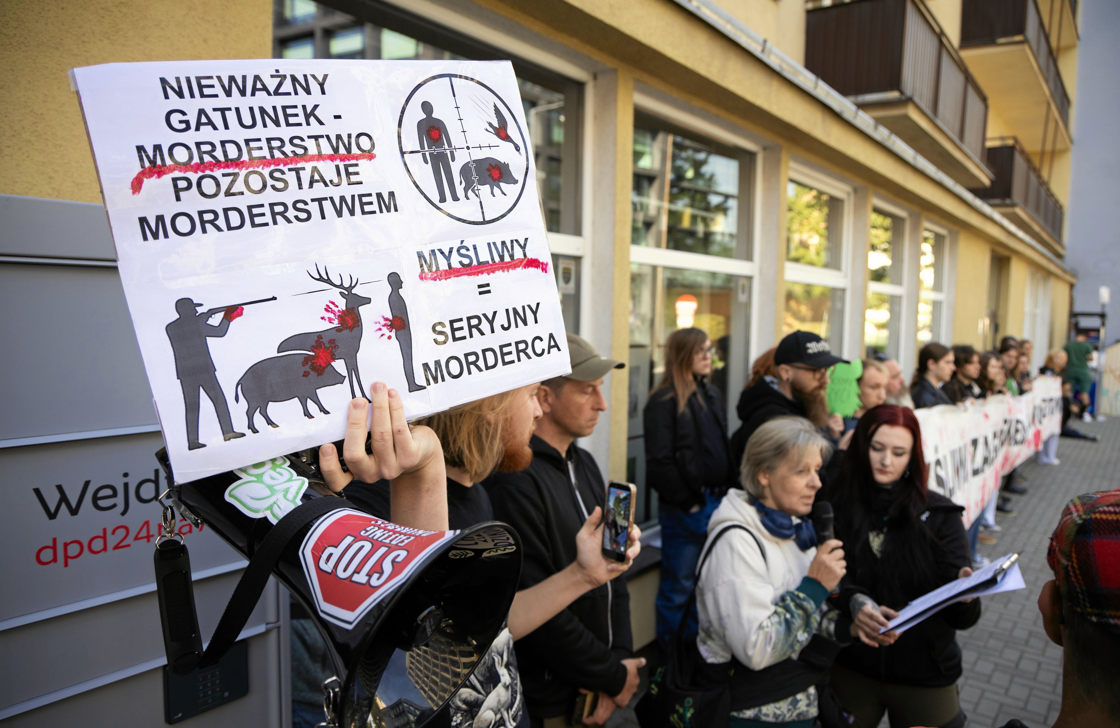 Protest antylowiecki w Lublinie przed siedzxibą Związku Łwoeckiego po zastrzeleniu przez myśliwego mężczyzny, którego miał pomylić z dzikiem, 27.09.2025 r.