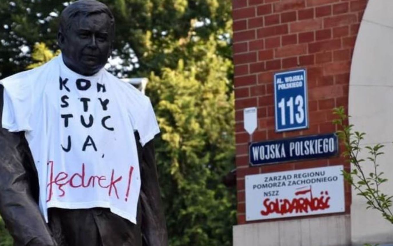 Grafika do artykułu Policja "wykryła sprawcę", gdy działacz KOD poszedł po koszulkę z Konstytucją, w którą ubrał Kaczyńskiego