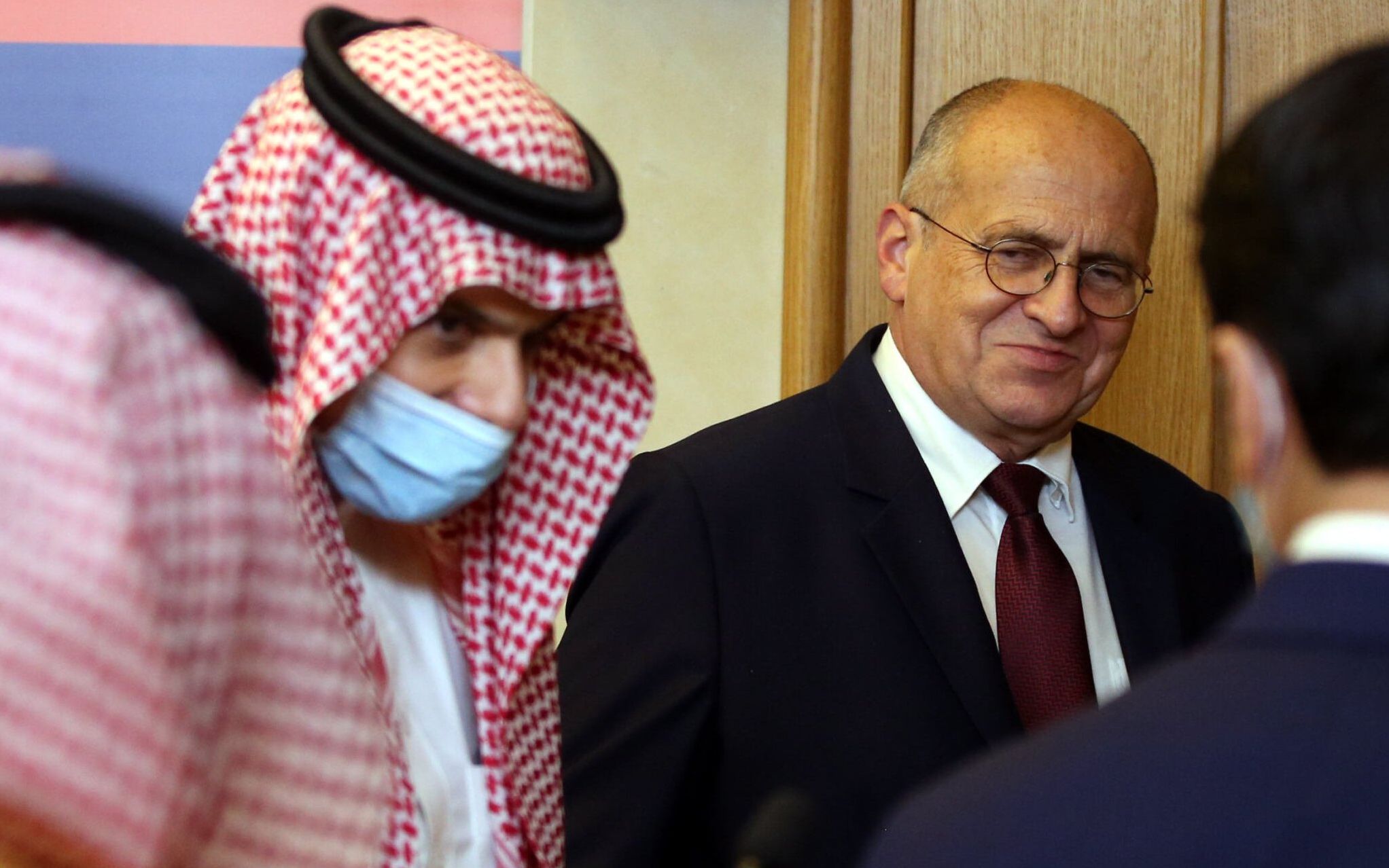 30.09.2020  Warszawa . Ministrowie spraw zagranicznych Polski Zbigniew Rau (p) i Arabii Saudyjskiej ksiaze Fajsal Bin Farhan Al Saud (l) podczas konferencji prasowej w Ministerstwie Spraw Zagranicznych . Fot . Kuba Atys / Agencja Gazeta