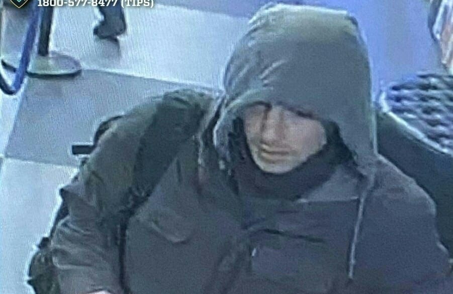 Zdjęcie sprawcy morderstwa Briana Thompsona, dyrektora generalnego UnitedHealthcare, opublikowane przez Departament Policji Nowego Jorku (NYPD) w mediach społecznościowych 5 grudnia 2024 r. Na tym etapie policja nie znała jeszcze tożsamości sprawcy.