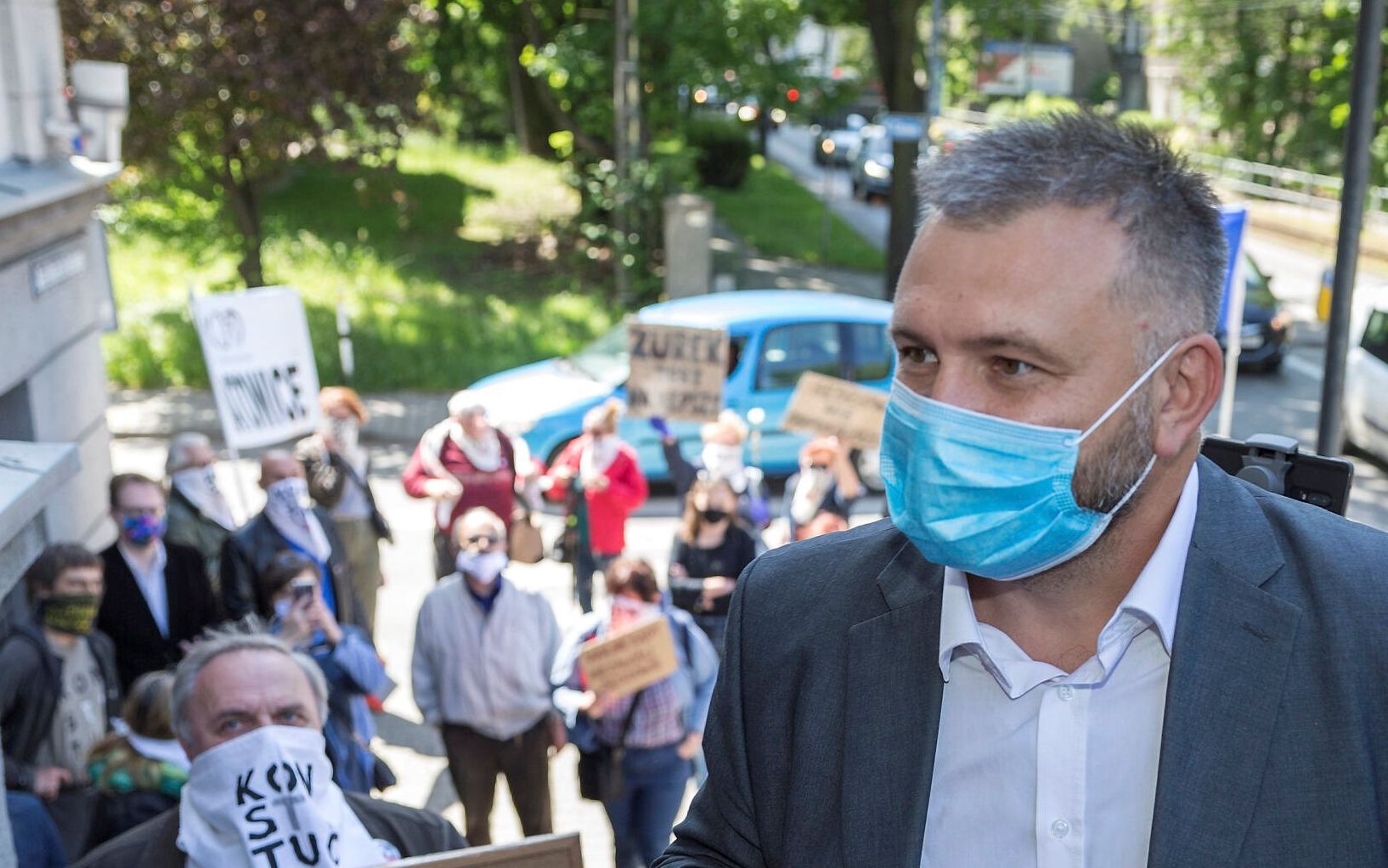 01.06.2020 Katowice , Sad Apelacyjny . Sedzia Waldemar Zurek - kolejna rozprawa przed Sadem Apelacyjnym . Sympatycy sedziego przed budynkiem ze slowami poparcia .
 Fot. Grzegorz Celejewski / Agencja Gazeta