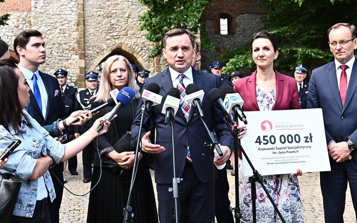 Grafika do artykułu Ziobro wyda 12 mln zł na nową promocję Funduszu Sprawiedliwości. A przy okazji siebie i swoich ludzi