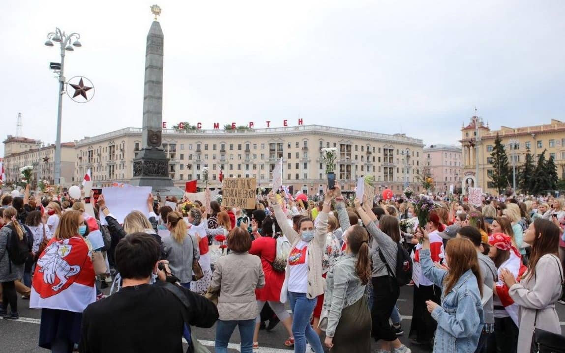 Grafika do artykułu 10 tysięcy kobiet uczestniczy w wielkim marszu w Mińsku. Bezprecedensowy atak na media [RELACJA]