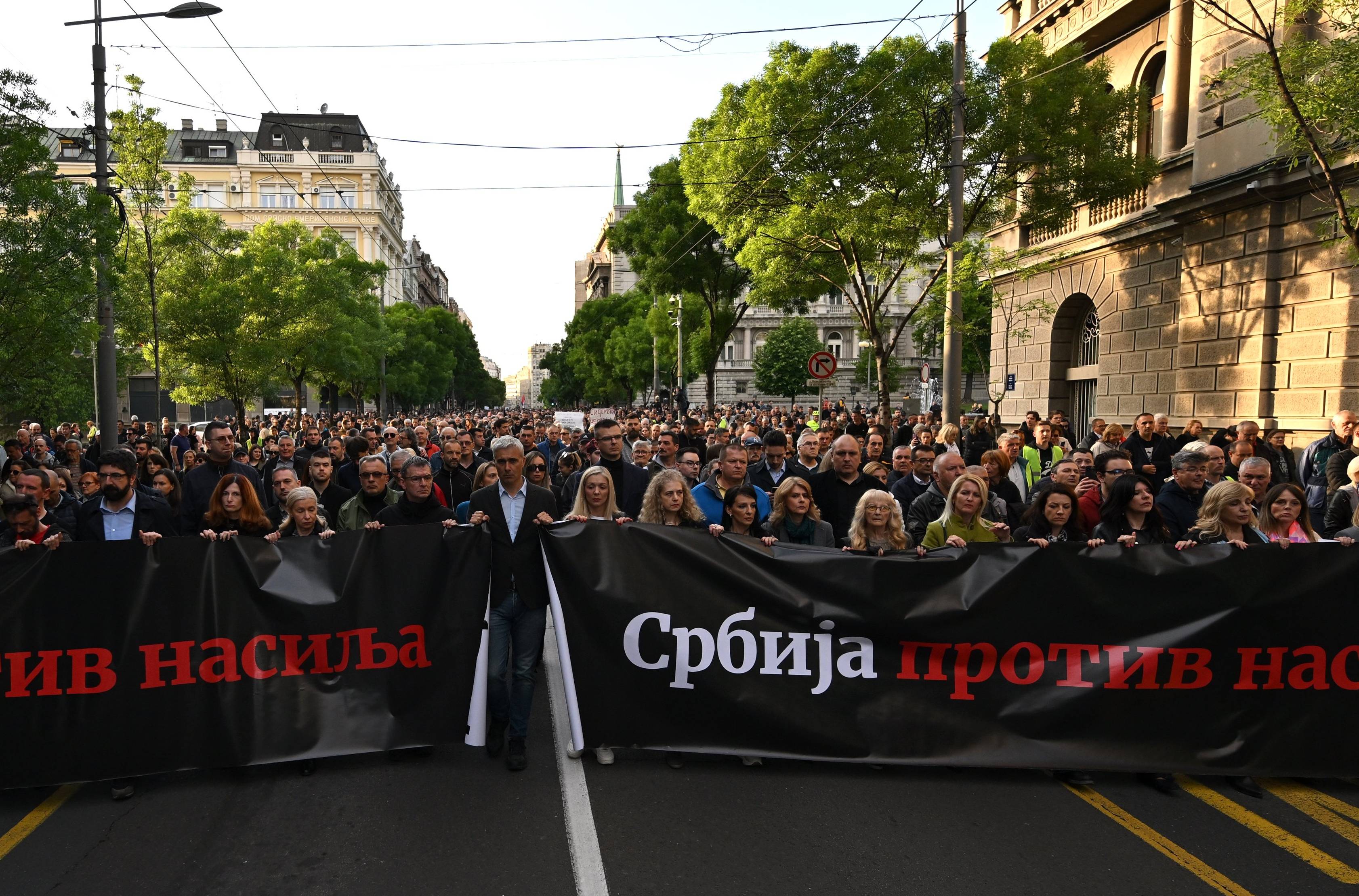 tłum ludzi idący z banerem „Serbia przeciw przemocy"