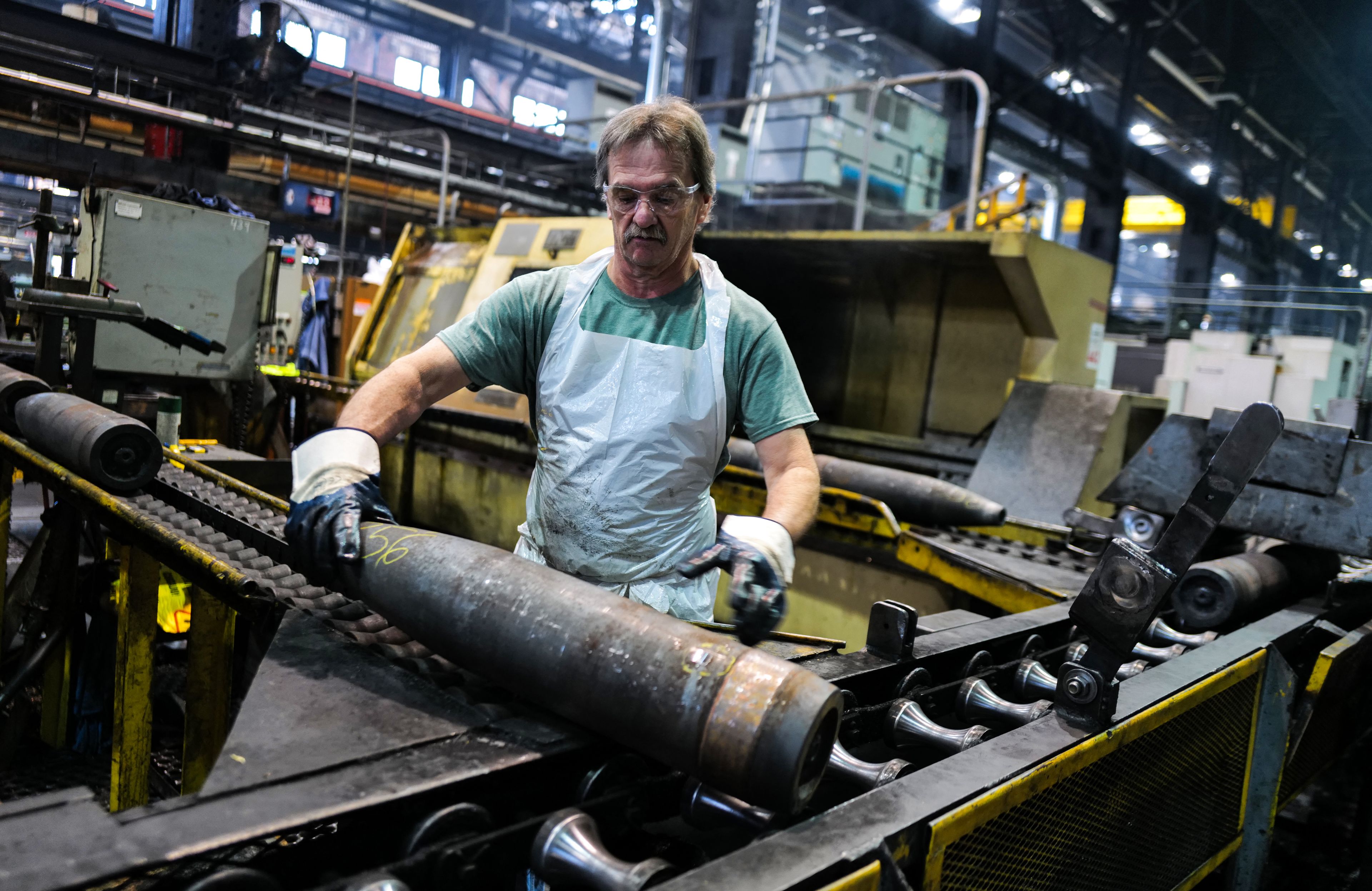 Pracownik obsługuje pociski kalibru 155 mm po zakończeniu procesu produkcyjnego w Scranton Army Ammunition Plant (SCAAP) w Scranton w Pensylwanii 16 kwietnia 2024 r