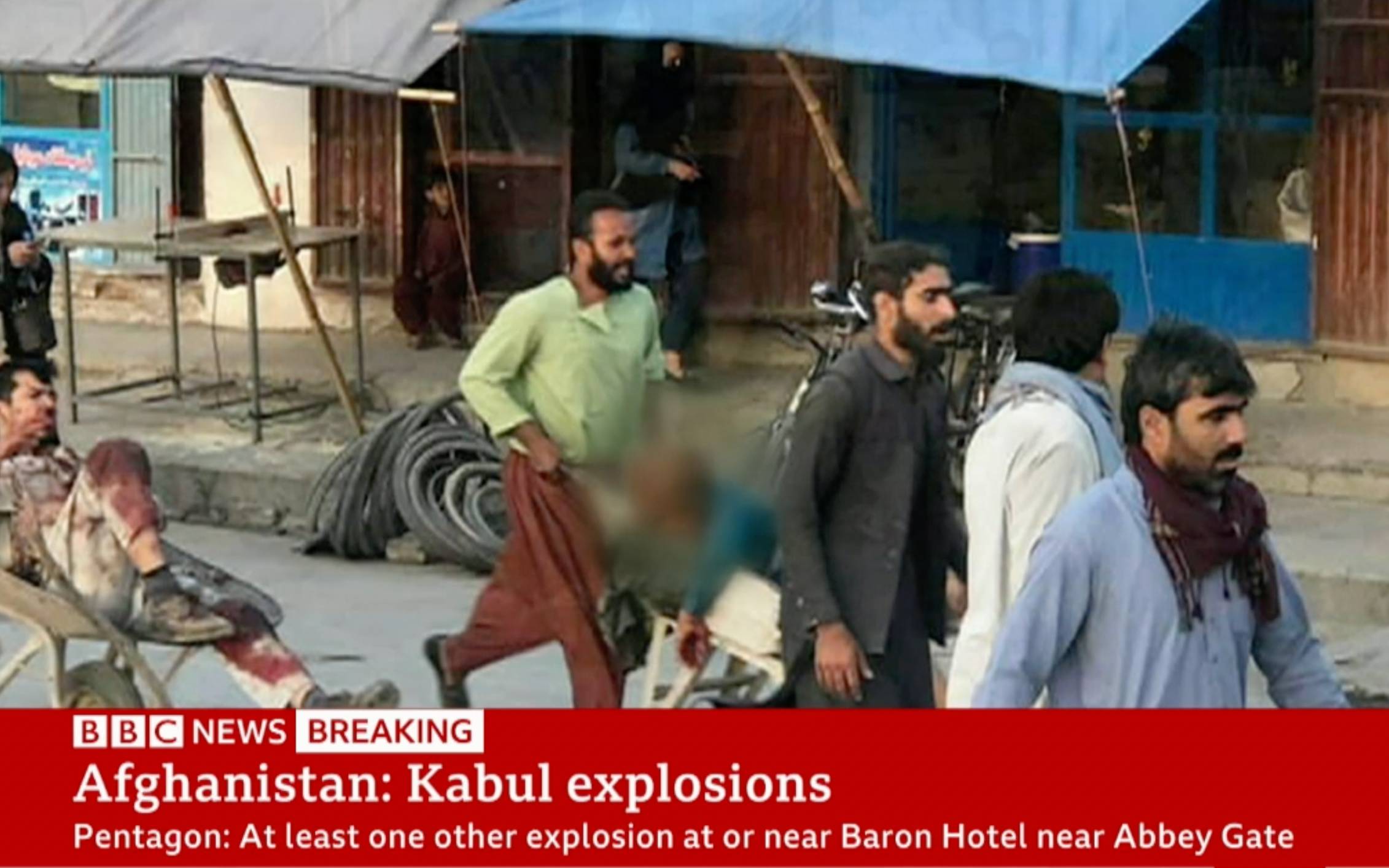 Grafika do artykułu Wybuchy przy lotnisku w Kabulu, dziesiątki zabitych. "Co dalej zrobią talibowie? To wróżenie z fusów"
