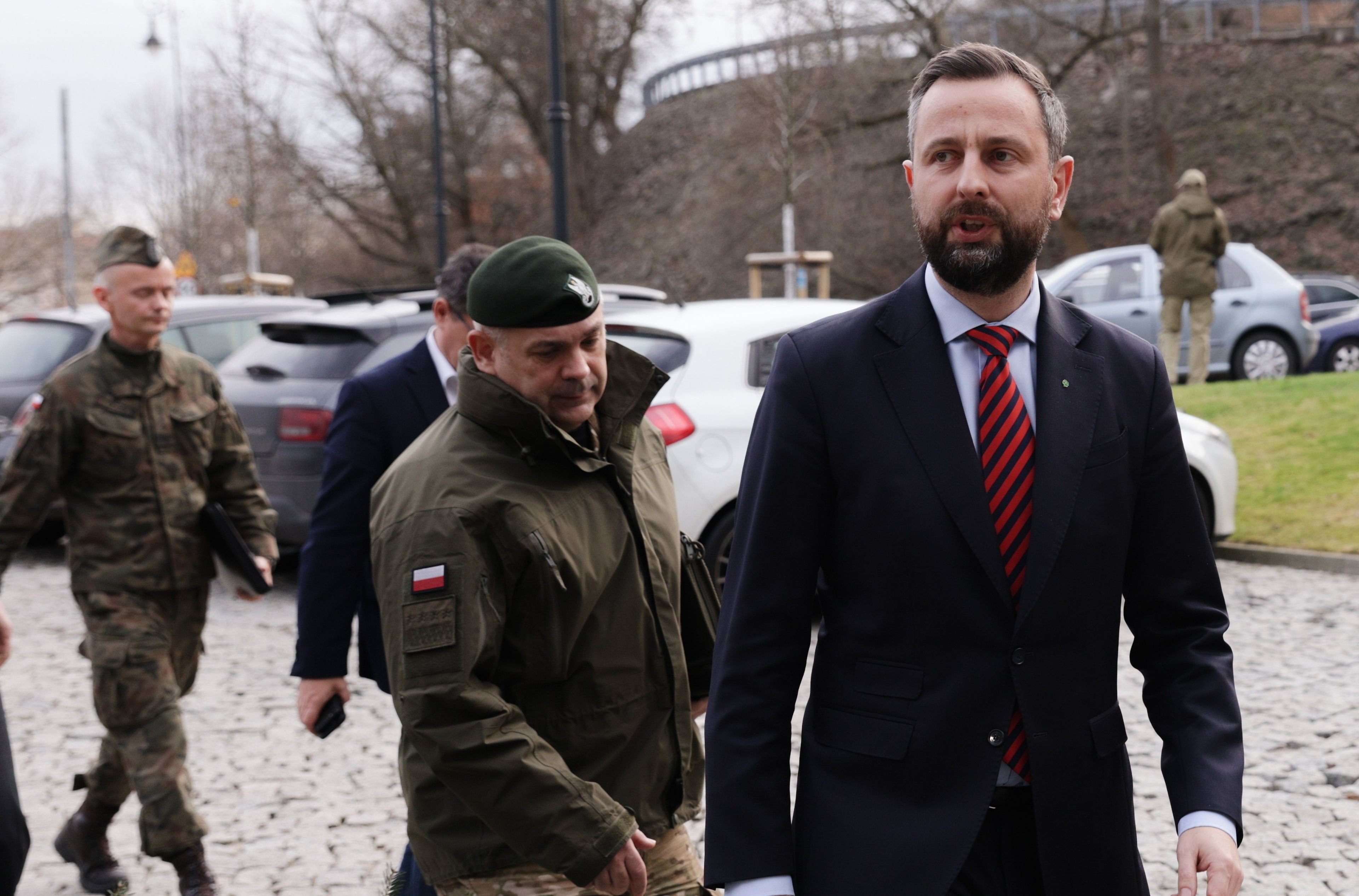 Szef Sztabu Generalnego Wojska Polskiego gen . Wieslaw Kukula i wicepremier , minister obrony narodowej Wladyslaw Kosiniak - Kamysz w drodze na spotkanie w BBN