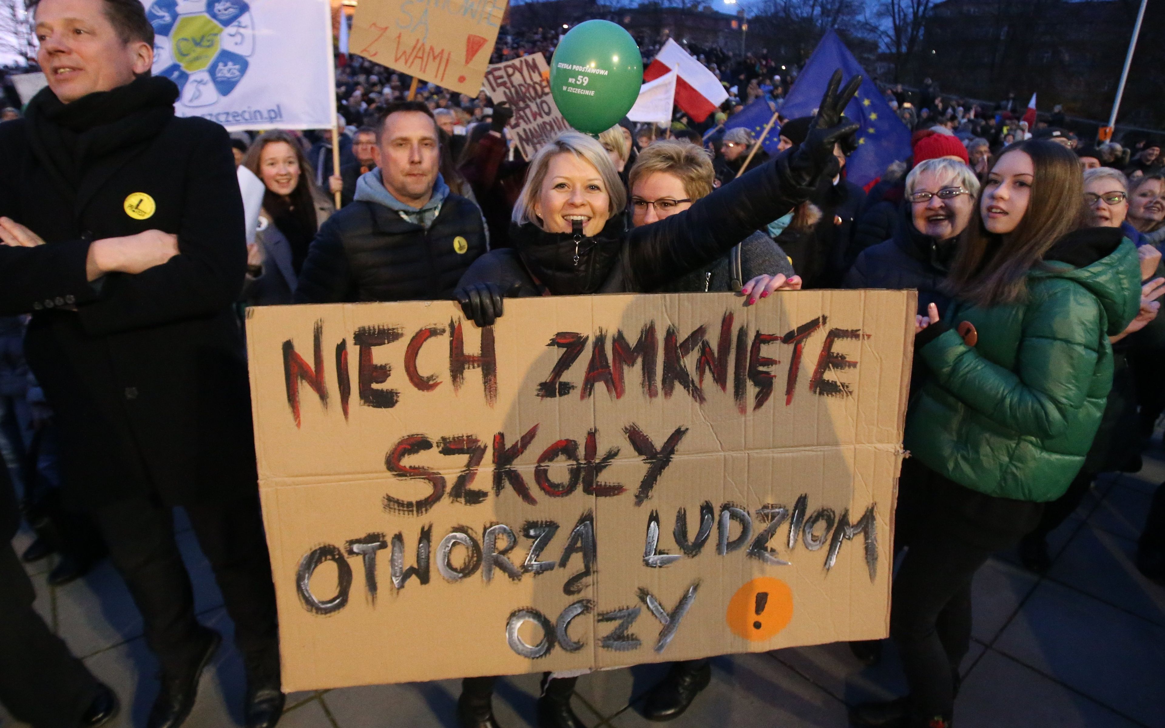 12.04.2019 Szczecin , plac Solidarnosci . Lancuch swiatla z wykrzyknikiem - manifestacja poparcia protestu nauczycieli .
Fot. Cezary Aszkielowicz / Agencja Gazeta