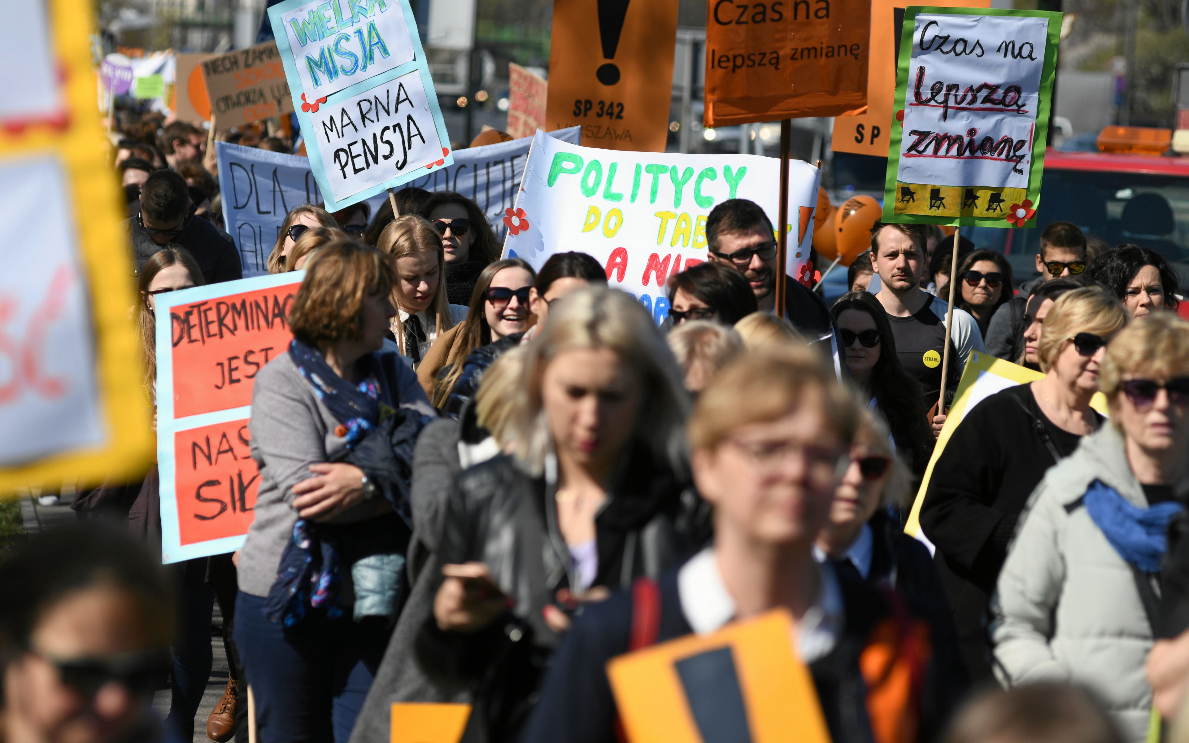 17.04.2019 Warszawa . Marsz " Z Ochota pod MEN ". Strajkujacy ( 10. dzien ) nauczyciele ida od Placu Narutowicza pod siedzibe MEN przy al. Szucha .
Fot. Maciek Jazwiecki / Agencja Gazeta