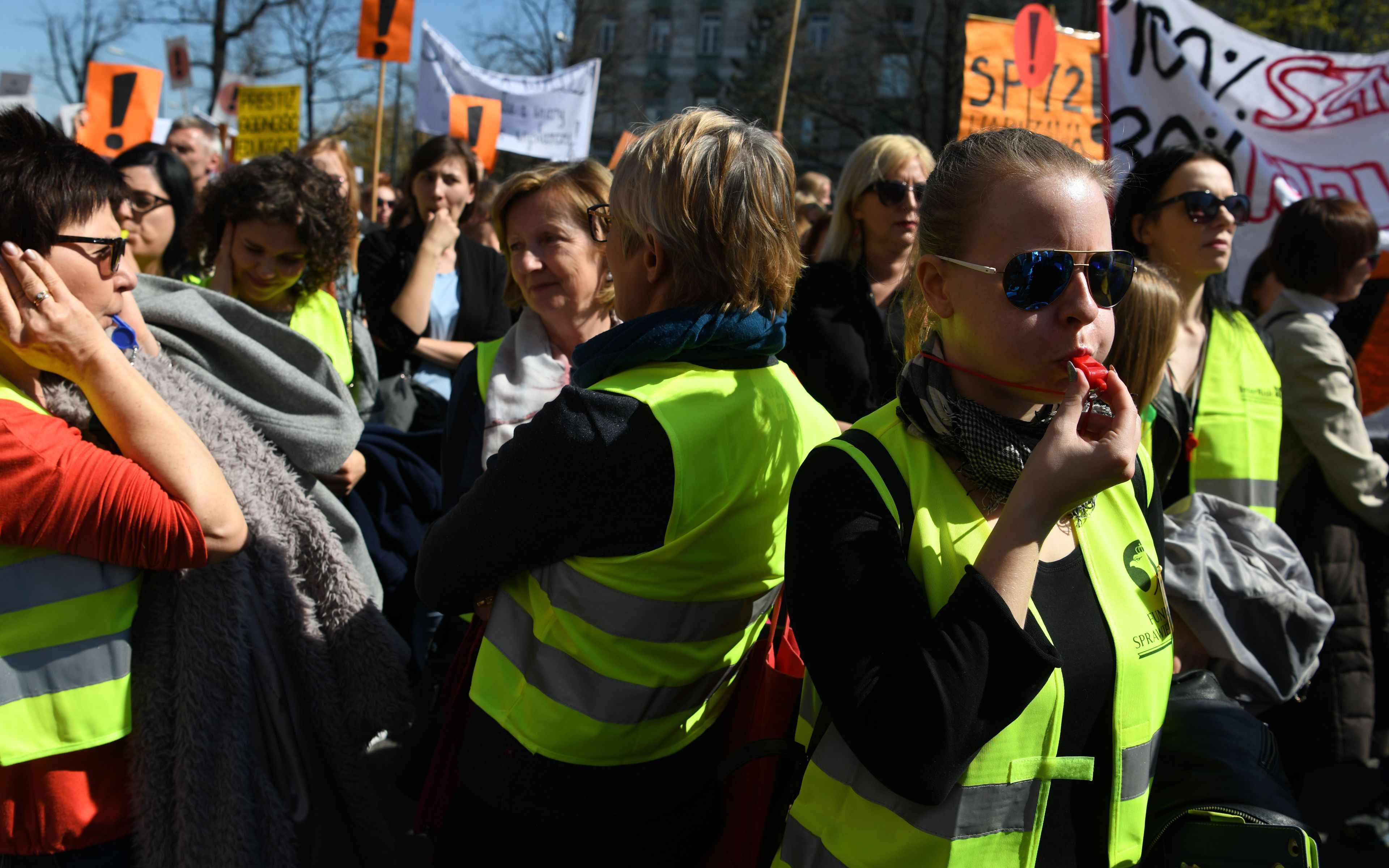 17.04.2019 Warszawa . Marsz " Z Ochota pod MEN ". Strajkujacy ( 10. dzien ) nauczyciele ida od Placu Narutowicza pod siedzibe MEN przy al. Szucha .
Fot. Maciek Jazwiecki / Agencja Gazeta