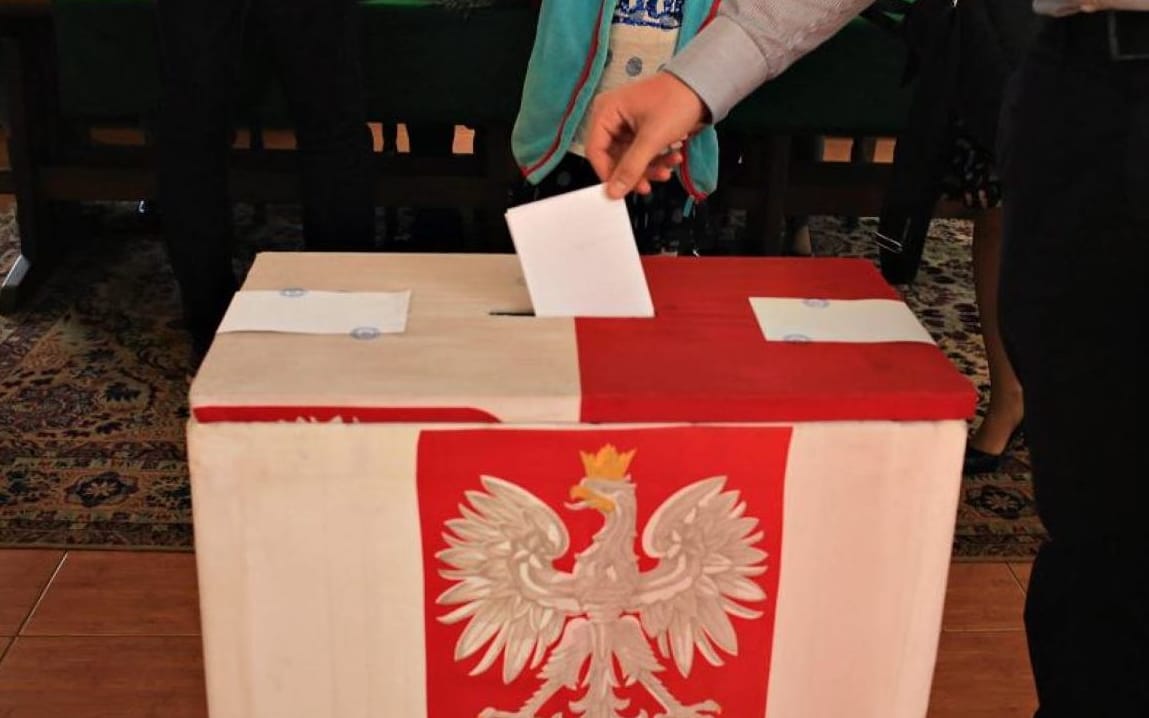 Grafika do artykułu Głosowanie za granicą: zdenerwowani wyborcy, przeciążeni urzędnicy i podejrzenia o złą wolę