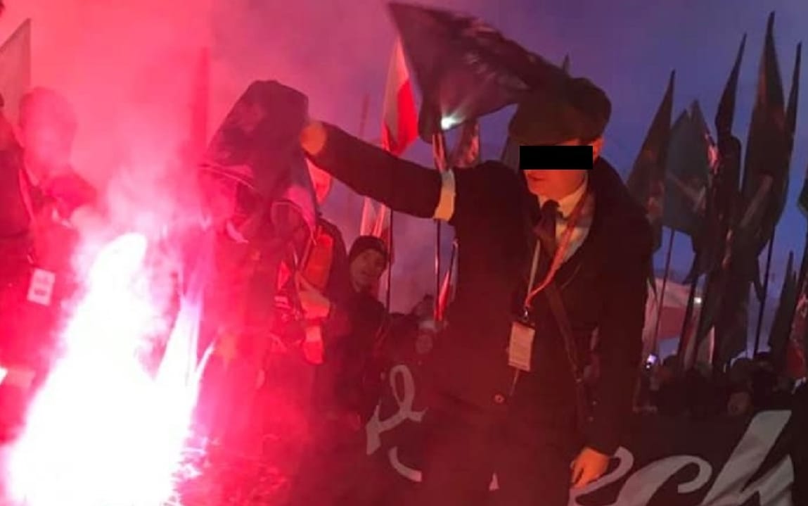 Grafika do artykułu Organizator Marszu Niepodległości został skazany za stworzenie zagrożenia pożarem. Po roku znów to zrobił