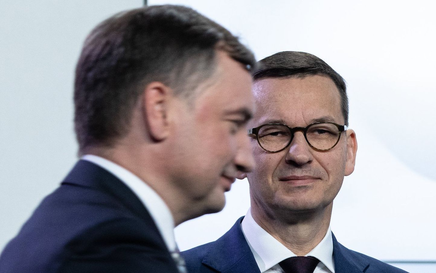 26.09.2020 Warszawa , ul. Nowogrodzka 84/86 . Premier Mateusz Morawiecki (P) i prezes Solidarnej Polski Zbigniew Ziobro (L) podczas oswiadczenia ws. umowy koalicyjnej liderow Zjednoczonej Prawicy .
Fot. Dawid Zuchowicz / Agencja Gazeta