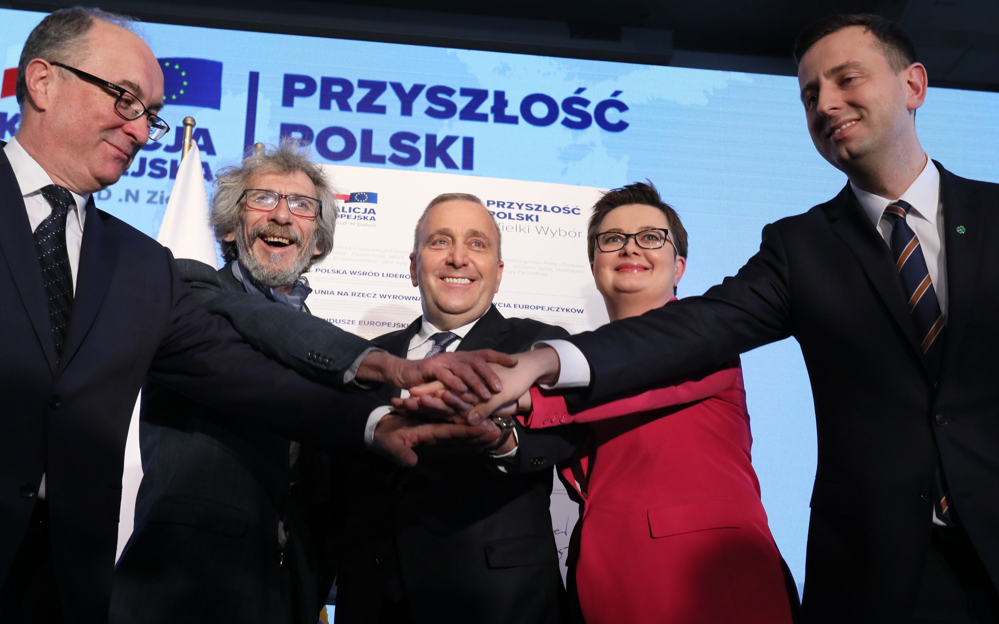 04.04.2019 Warszawa , ulica Foksal 3/ 5 . Dom Dziennikarza . Od lewej: przewodniczacy Sojuszu Lewicy Demokratycznej Wlodziemirz Czarzasty , przewodniczacy Partii Zieloni Marek Kossakowski , przewodnizzacy Platformy Obywatelskiej Grzegorz Schetyna , przewodniczaca Nowoczesnej Katarzyna Lubnauer , prezes Polskiego Stronnictwa Ludowego Wladyslaw Kosiniak - Kamysz podczas prezentacji hasla i 10 celow Koalicji Europejskiej w zwiazku z wyborami do Parlamentu Europejskiego .
Fot. Slawomir Kaminski / Agencja Gazeta