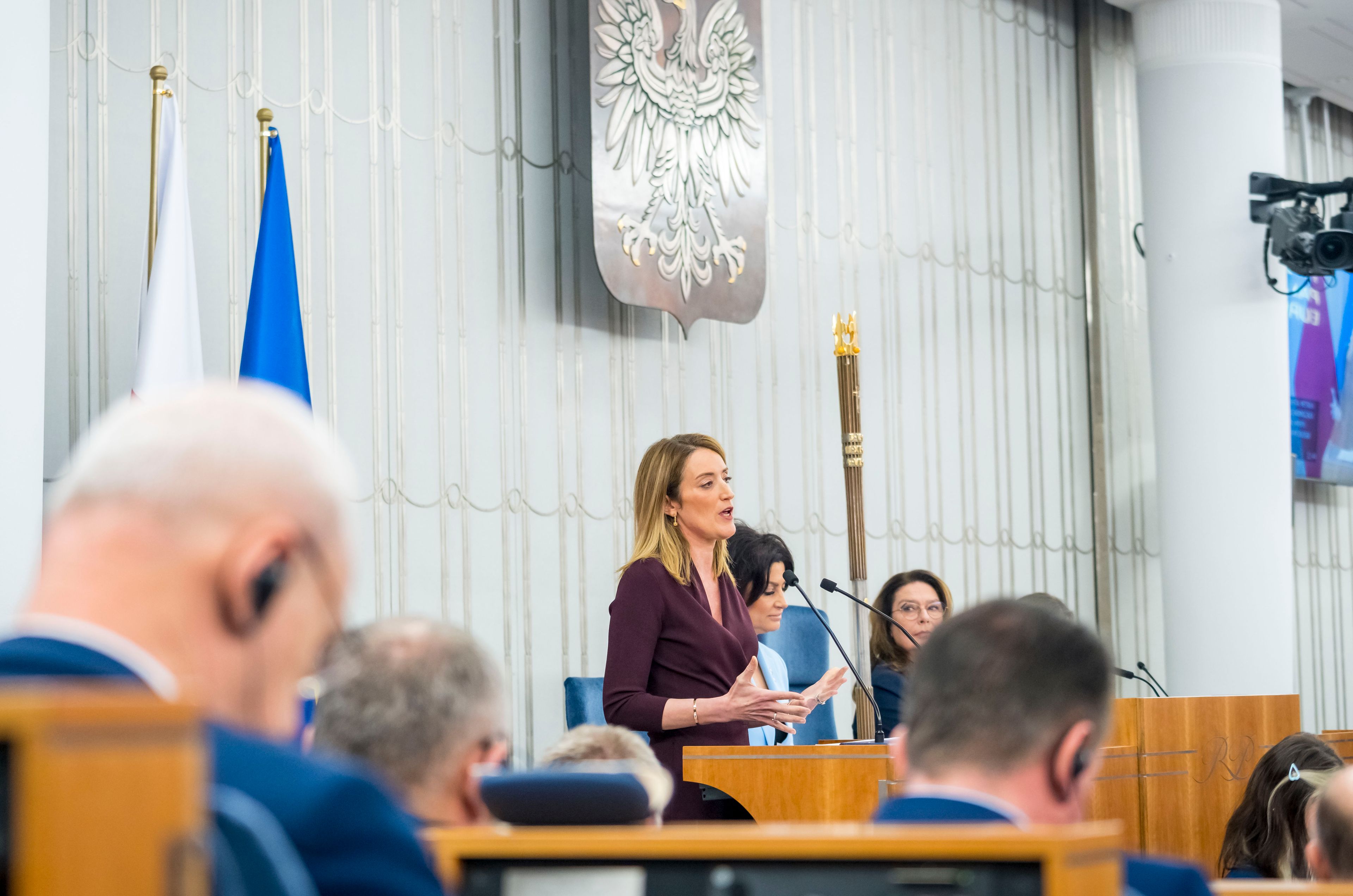 Kobieta blondynka przemwia w Senacie
