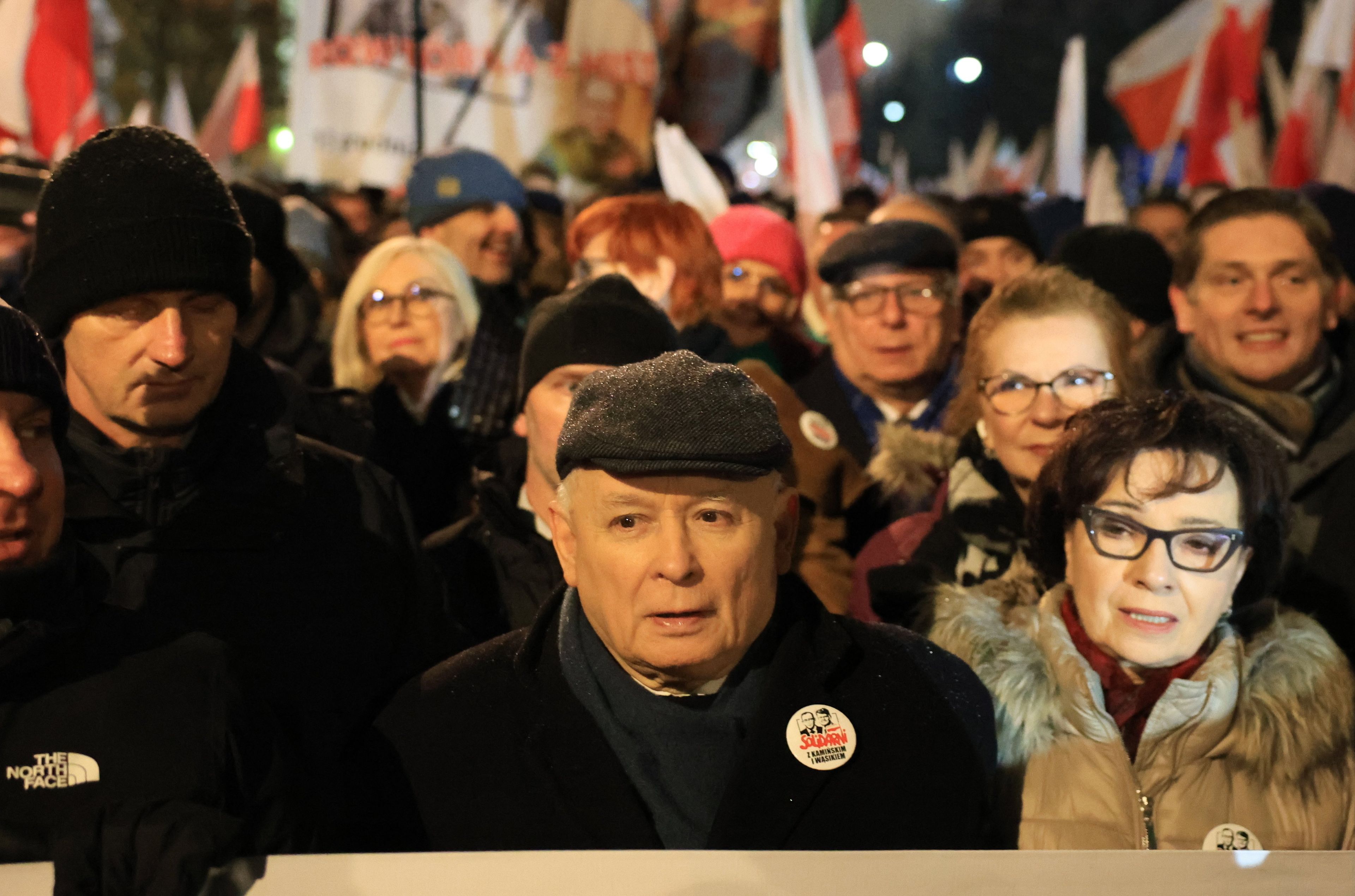 Starszy mężczyzana w otoczeniu tłumu