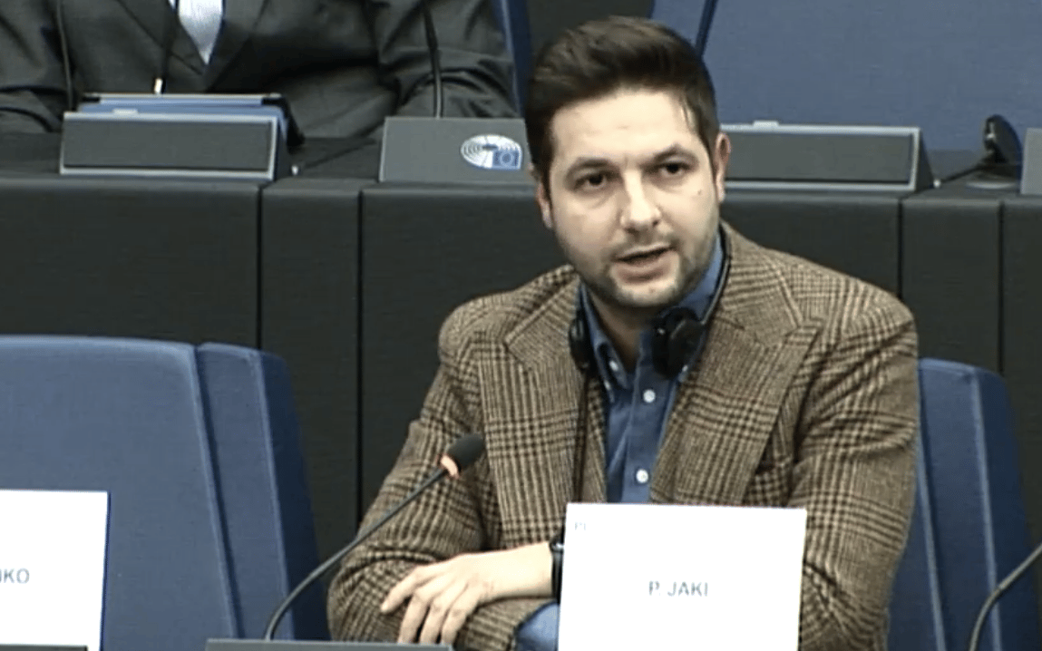 Grafika do artykułu Veld: "Polski rząd dusi demokrację". Jaki: "Udajecie, że lepiej znacie Polskę?!". Debata w PE