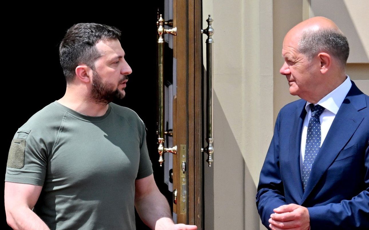 Mężczyzna w zielonym polo i mężczyzna w garniturze, Zełenski i Scholz