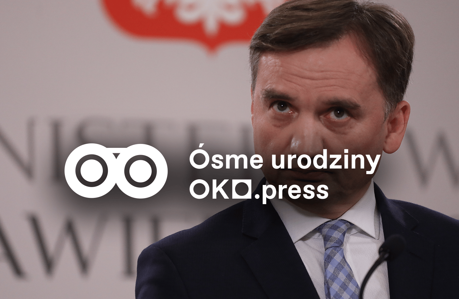 Zbigniew Ziobro i napis na zdjęciu informujący o 8 urodzinach OKO.press