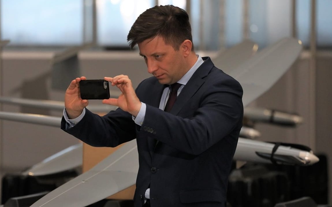 20.11.2017 Ozarow Mazowiecki , siedziba firmy WB Electronics . Wiceminister Michal Dworczyk podczas uroczystego podpisania umowy na dostawy zestawow Amunicji Krazacej WARMATE dla Sil Zbrojnych RPz .
Fot. Slawomir Kaminski / Agencja Gazeta