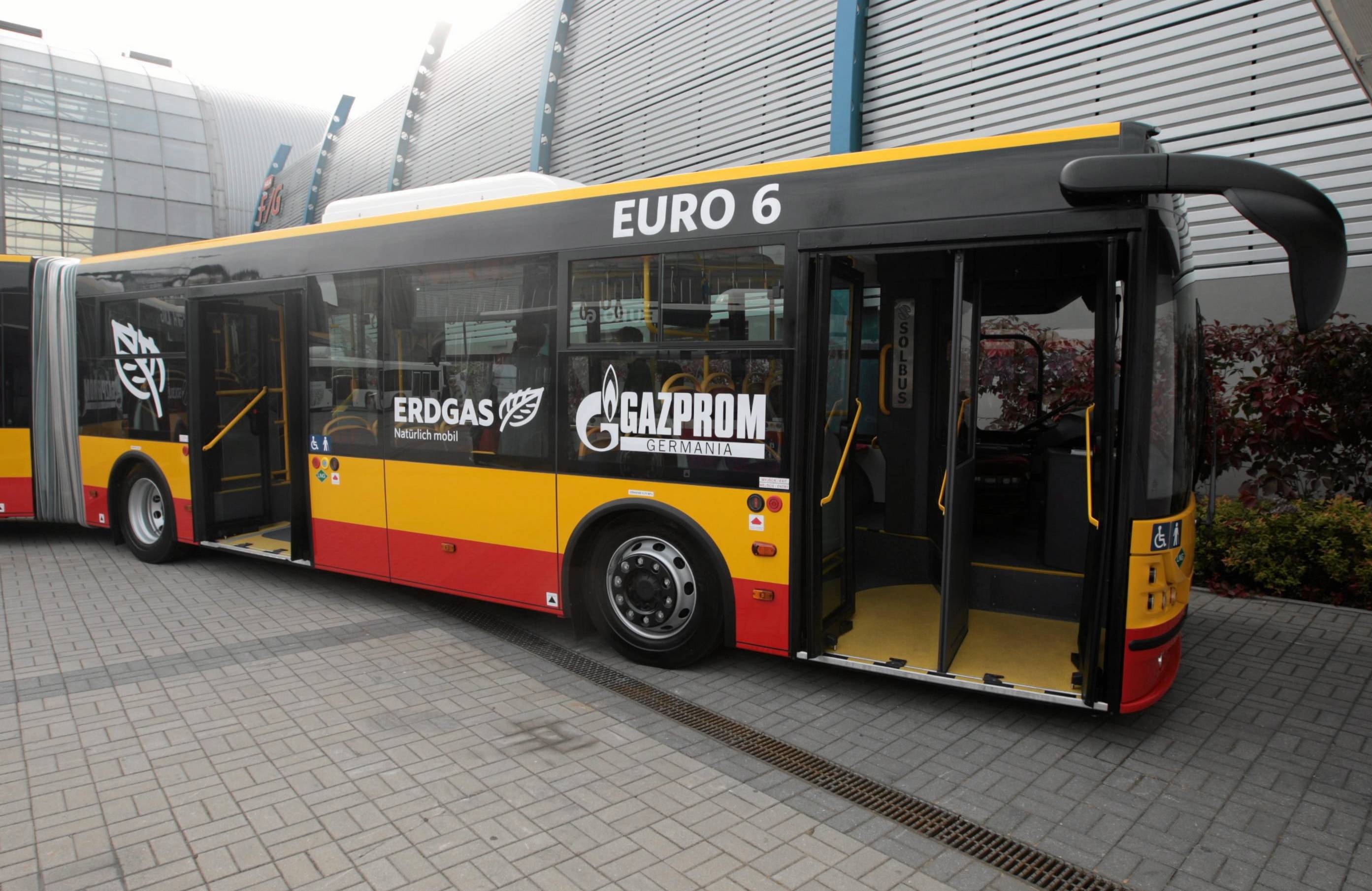 autobus z logiem gazmpromu sprzedającego rosyjski gaz na boku w tle hali wystawowej w Kielcach