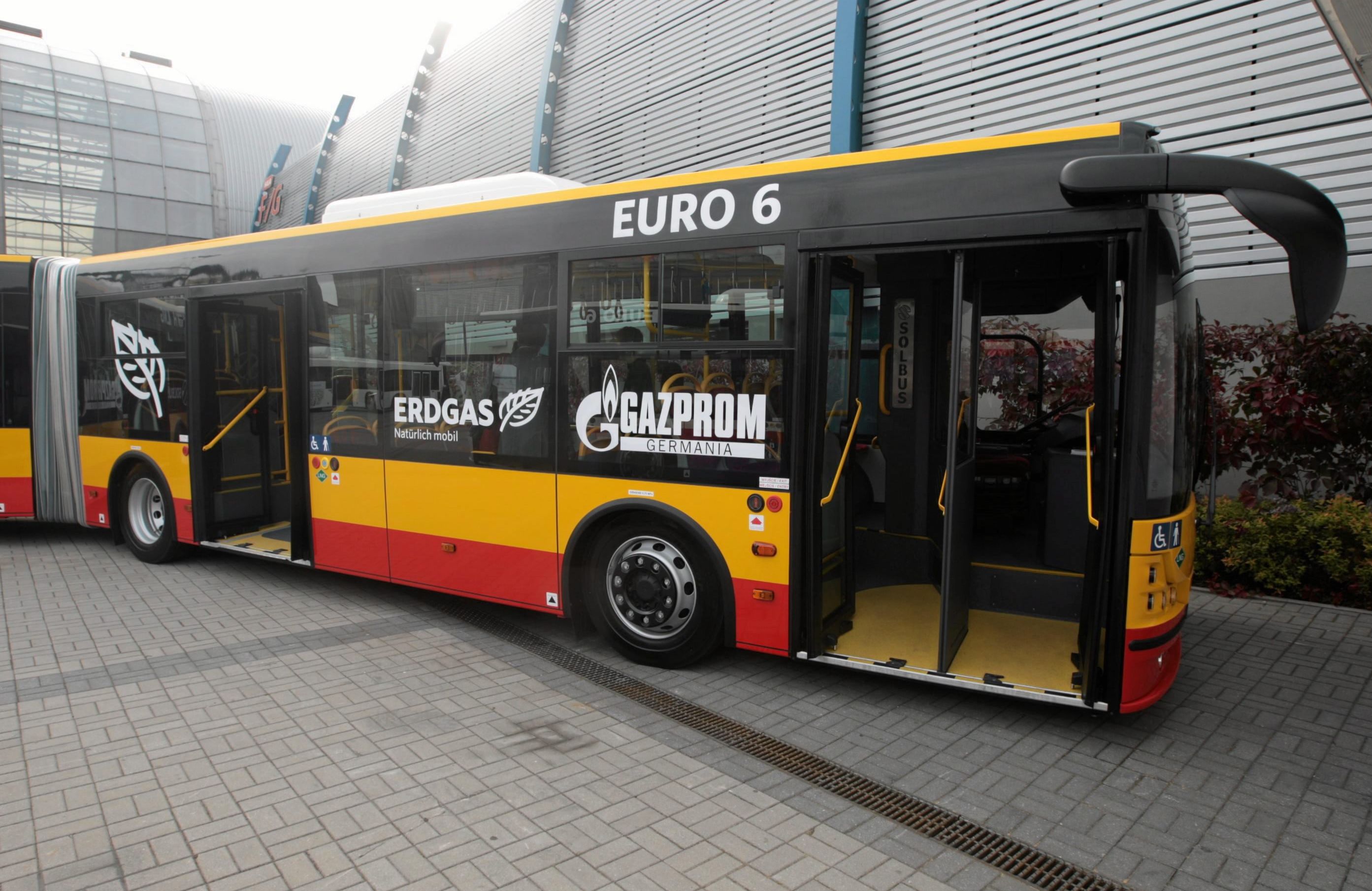 autobus z logiem gazmpromu sprzedającego rosyjski gaz na boku w tle hali wystawowej w Kielcach