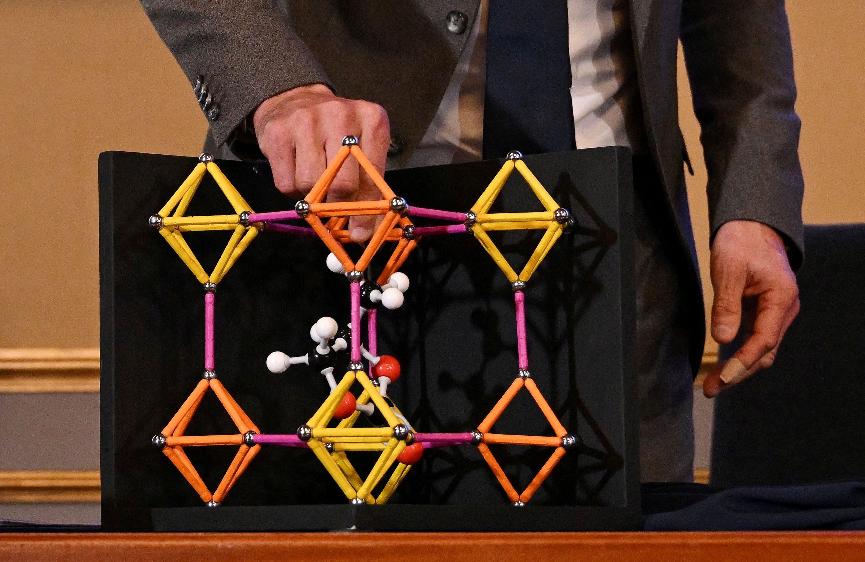 Komitet noblowski pokazuje model struktury MOF, której wynalezienie uhonorowano Noblem z chemii za 2025 r., Sztokholm 8.10.2025 r.