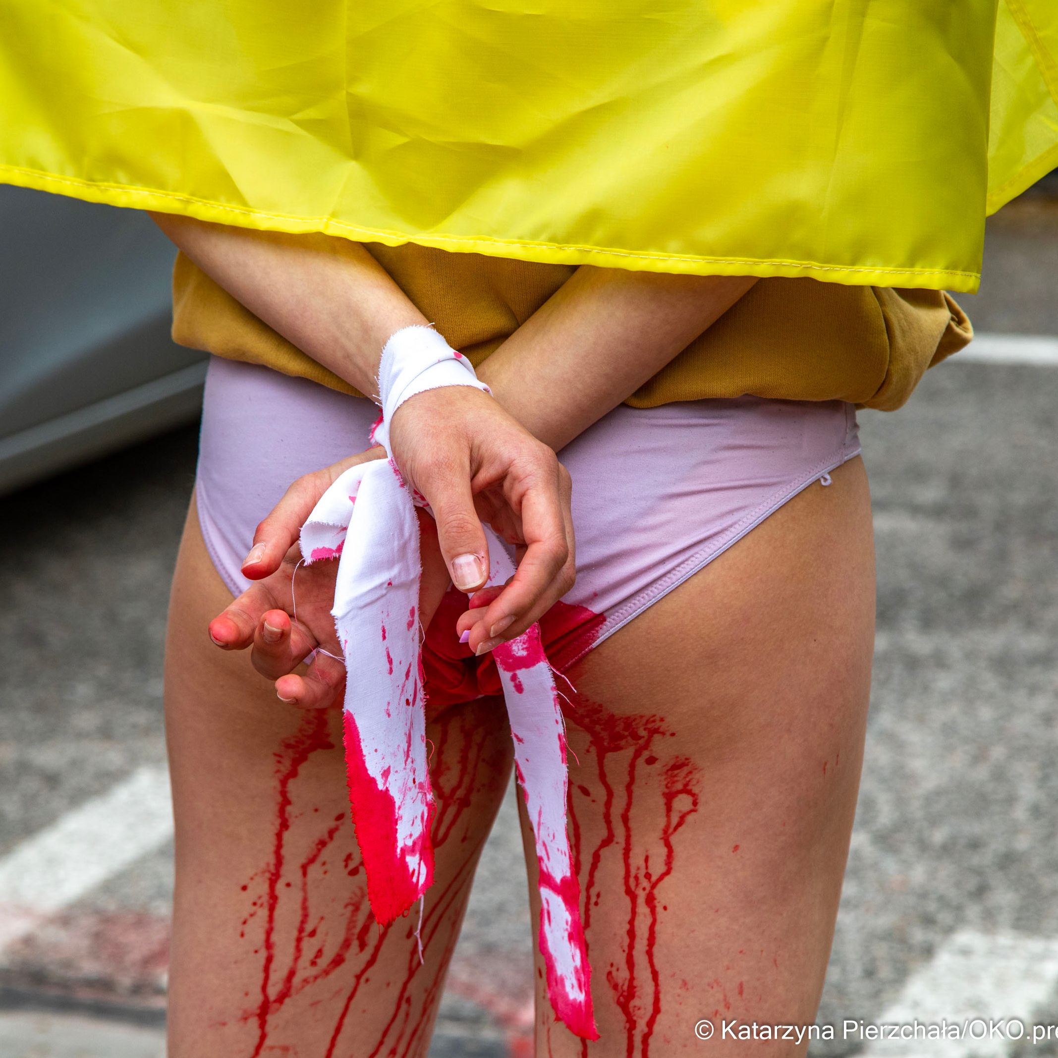 Protest przeciw gwałtom wojennym pod Ambasadą Rosji w Warszawie