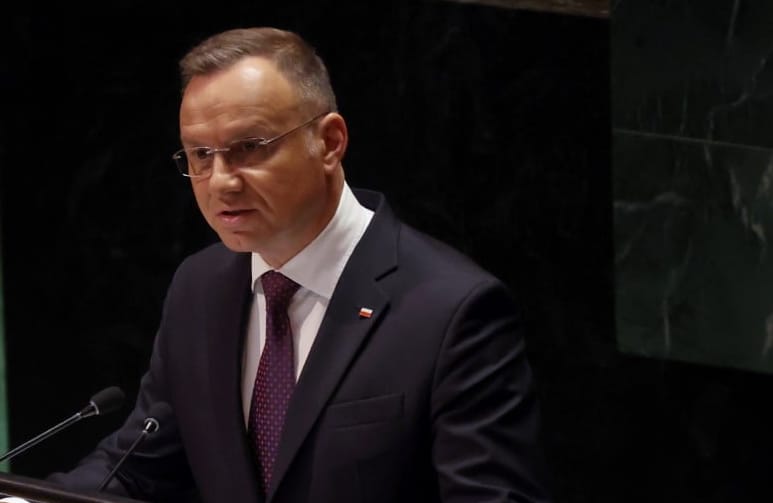 Prezydent Duda w okularach przemawia