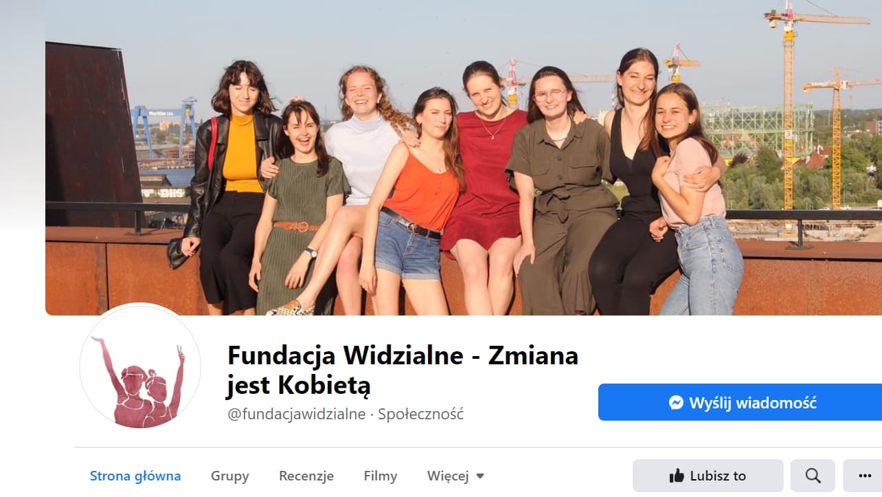 Winieta strony na Facebooku ze zdjęciem młodych kobiet na tle dźwigów stoczniowych