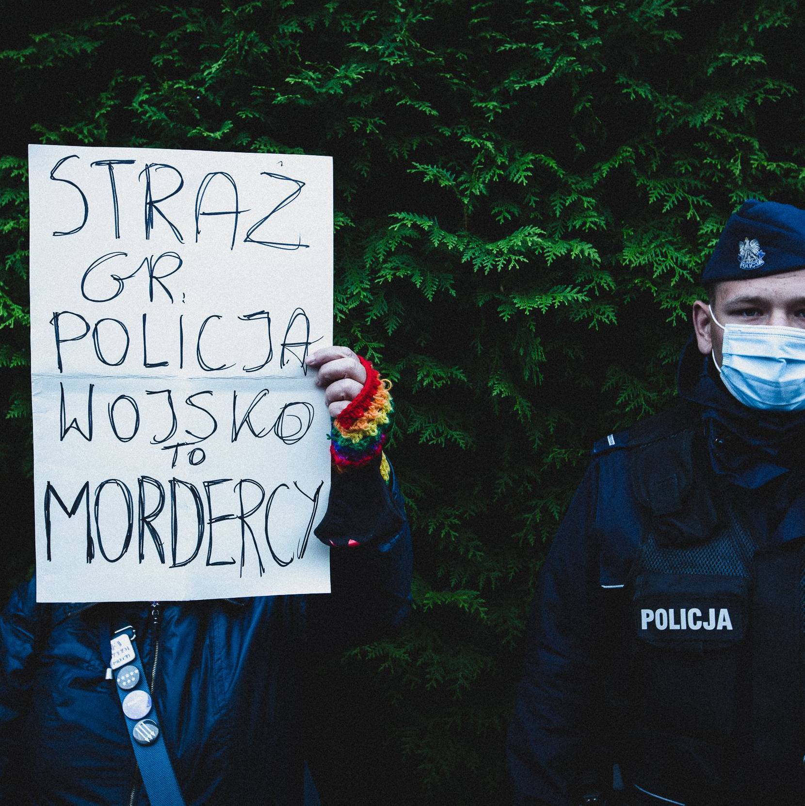 Warszawa, 20.09.2021. 200 osób zapaliło pod Komendą Główną Straży Granicznej znicze dla zmarłych na granicy