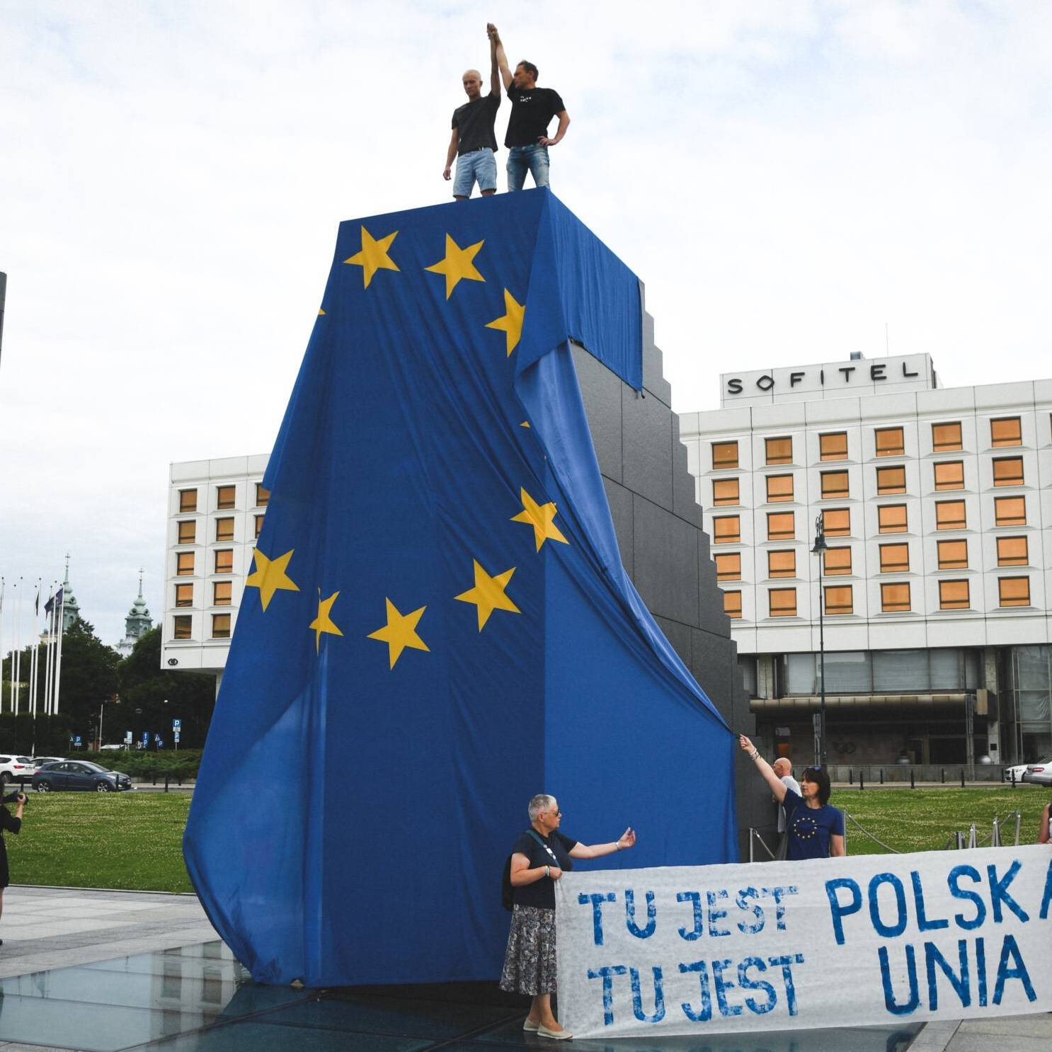 Warszawa, 22.07.2021. LBO wiesza flagę UE na pomniku smoleńskim