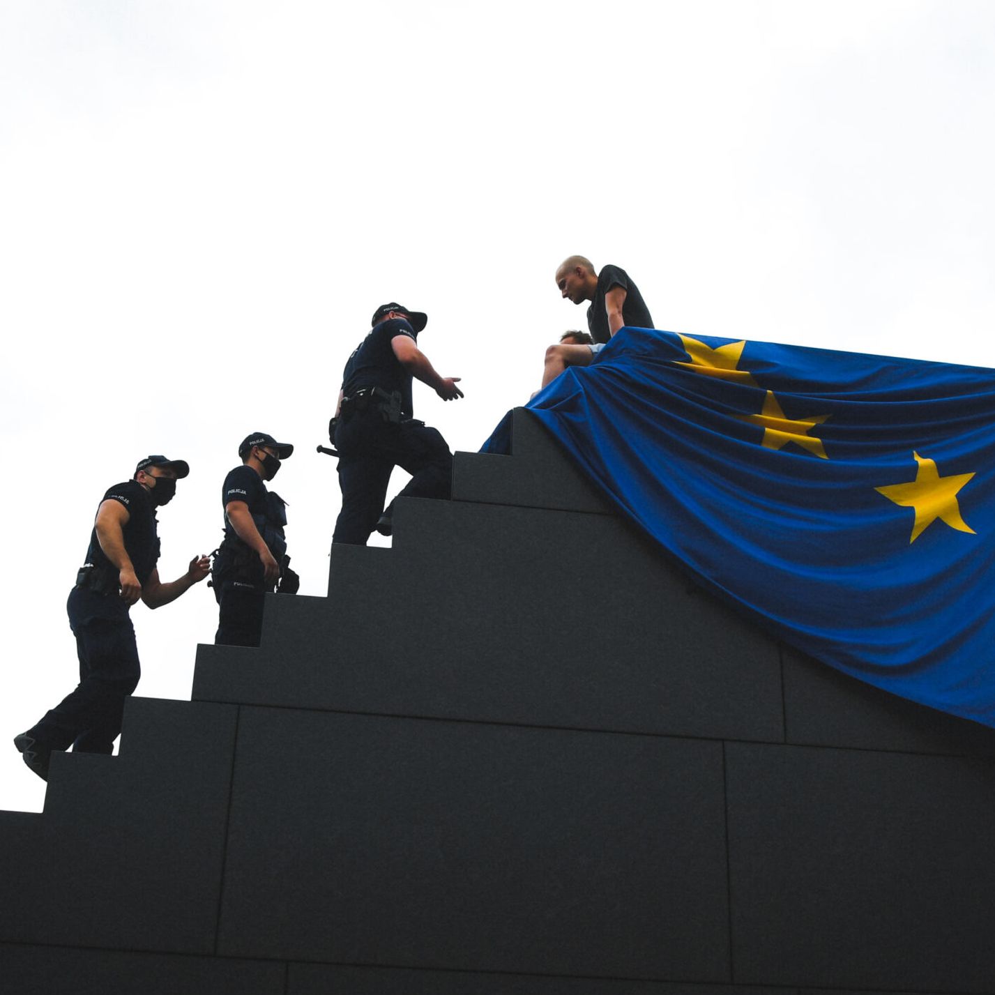 Warszawa, 22.07.2021. LBO wiesza flagę UE na pomniku smoleńskim