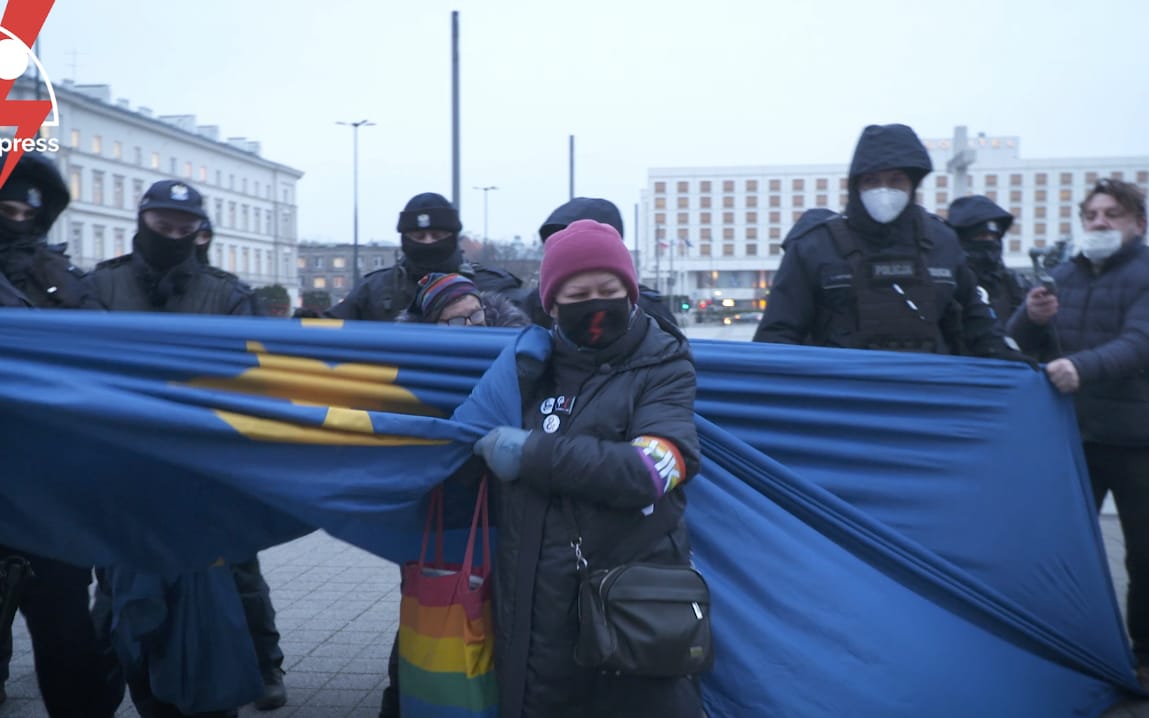 Grafika do artykułu Bitwa z policją o flagę Unii Europejskiej. Wygrana.