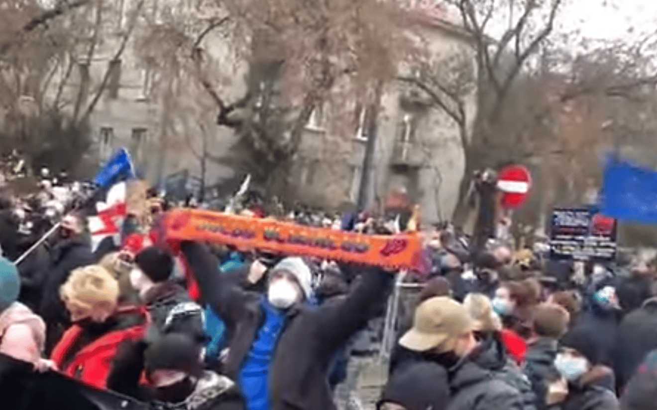 Grafika do artykułu Strajk kobiet i przedsiębiorców poszedł pod dom Kaczyńskiego