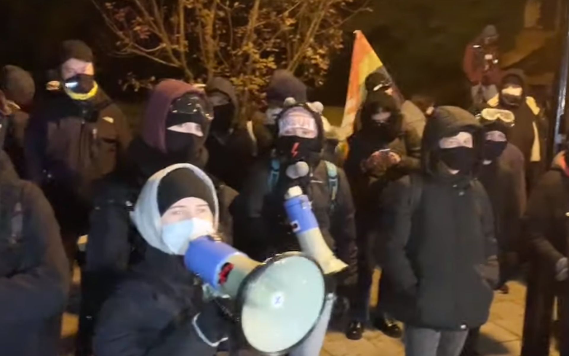 Grafika do artykułu Uczestniczki feministycznych blokad zatrzymane, wśród nich Babcia Kasia. Tłum przyszedł pod komendę