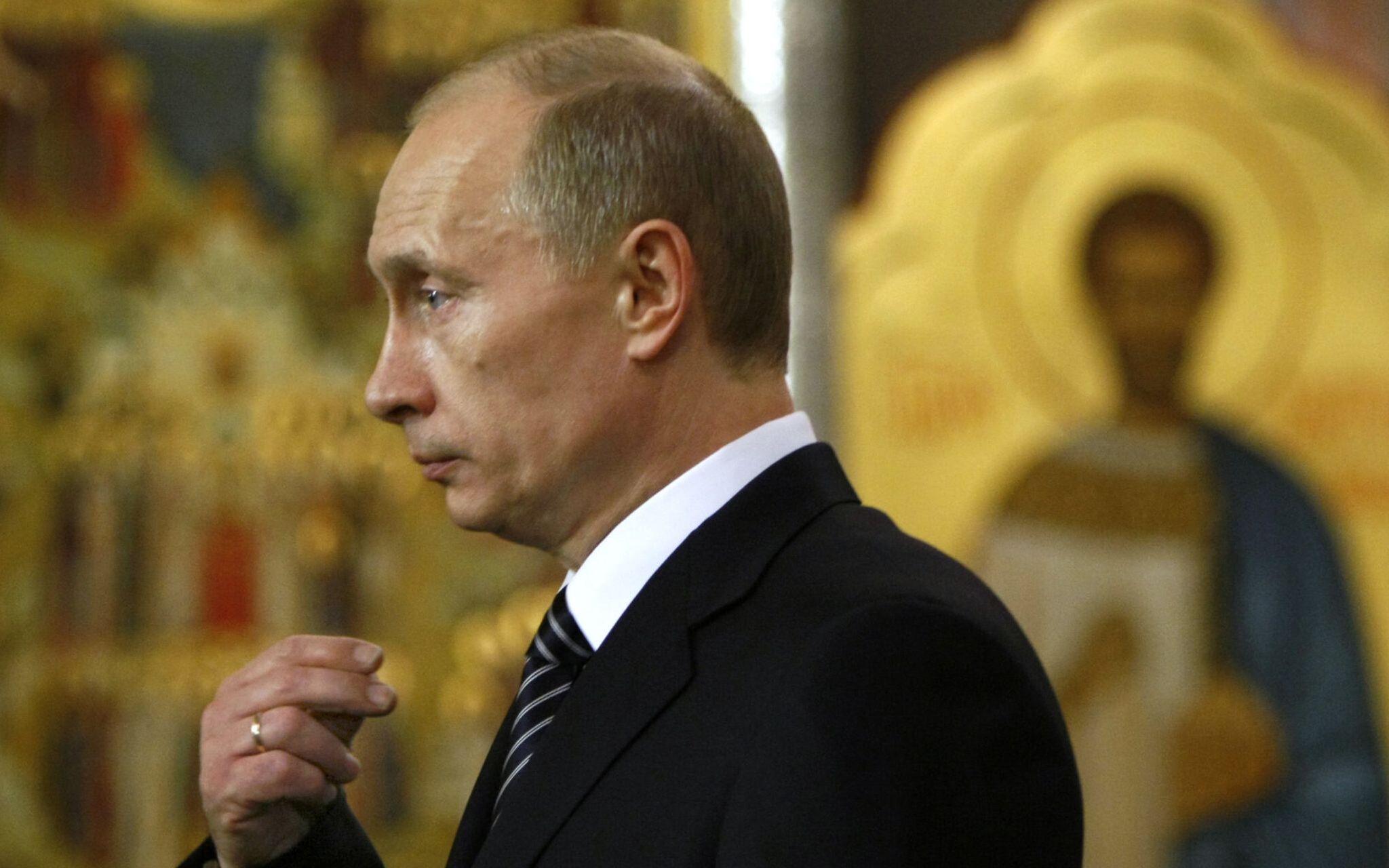 Russian President Vladimir Putin crosses himself during a visit to the Uspensky (Assumption) Cathedral in the 17th century Iversky Monastery at the Valdai Lake in Valdai, Russia, 12 January 2008. AFP PHOTO / POOL / ALEXANDER ZEMLIANICHENKO (Photo by ALEXANDER ZEMLIANICHENKO / POOL / AFP)