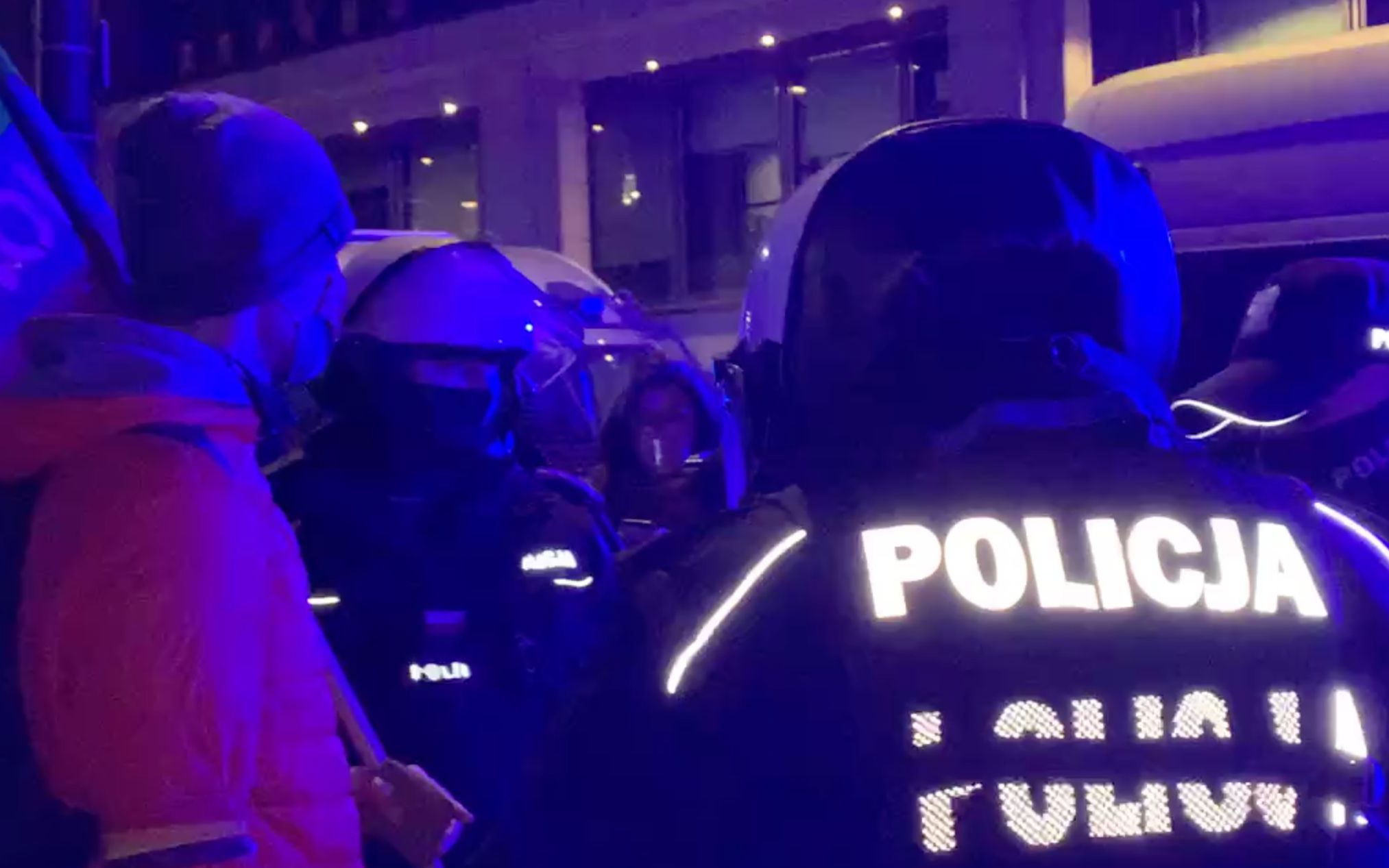 Grafika do artykułu Wielkie siły policji rozgoniły blokadę Warszawy. Są oskarżenia o brutalność