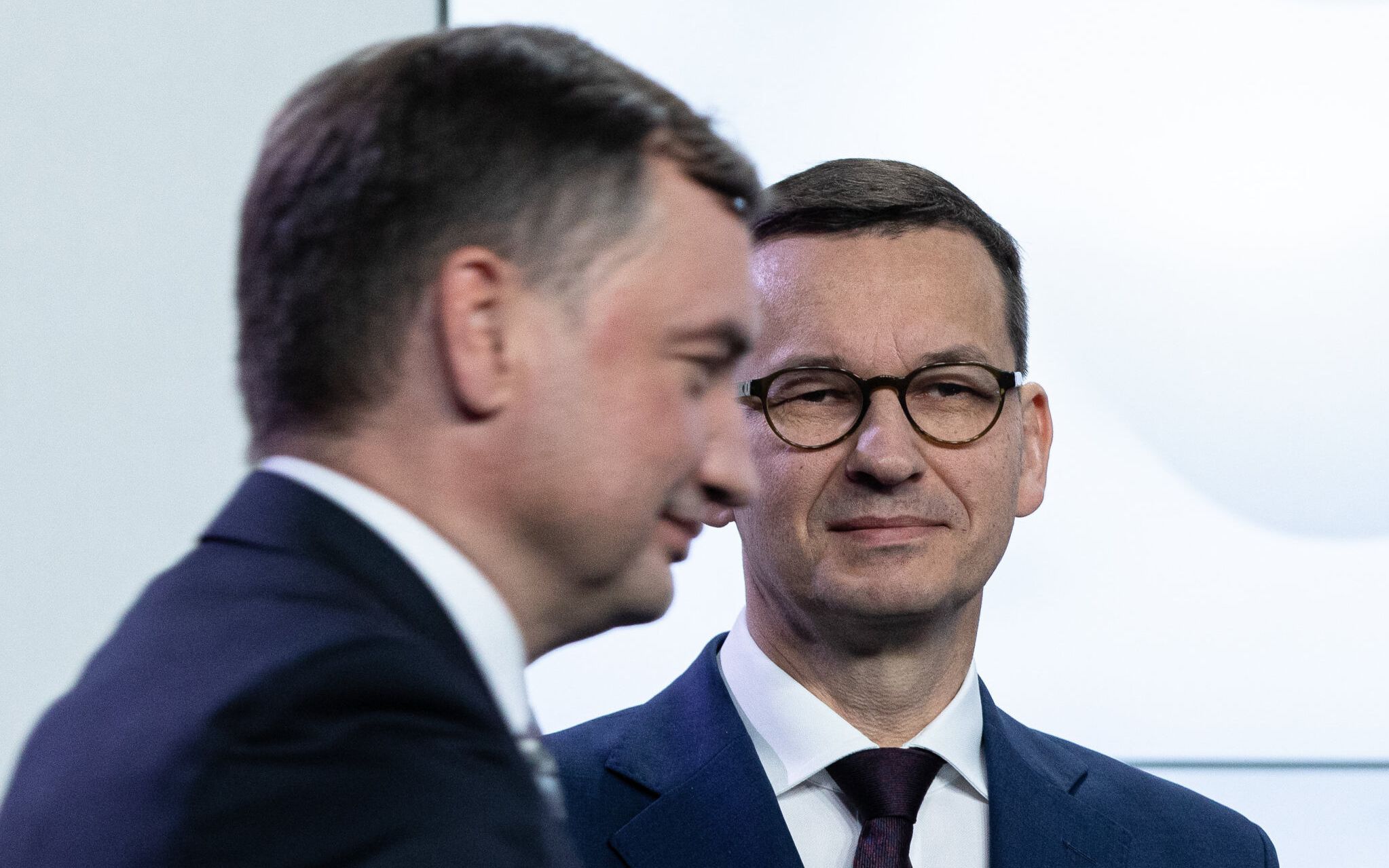 26.09.2020 Warszawa , ul. Nowogrodzka 84/86 . Premier Mateusz Morawiecki (P) i prezes Solidarnej Polski Zbigniew Ziobro (L) podczas oswiadczenia ws. umowy koalicyjnej liderow Zjednoczonej Prawicy .
Fot. Dawid Zuchowicz / Agencja Gazeta *** Local Caption *** .