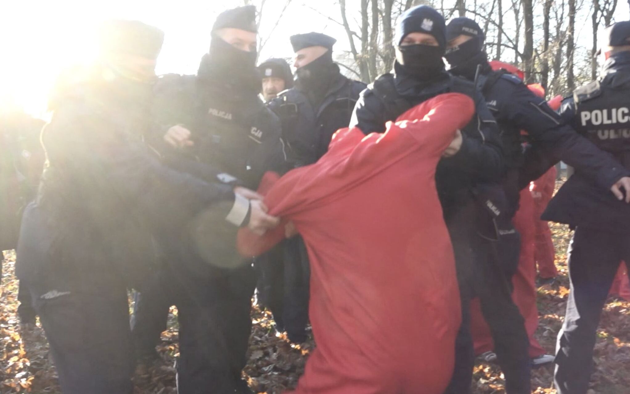 Grafika do artykułu Łapanka na aktywistów na 139. miesięcznicy smoleńskiej. Prezes Kaczyński i wielkie siły policyjne