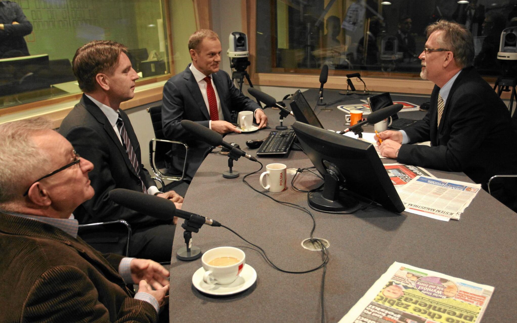 08.03.2013  Warszawa , Ul Czerska 8/10  . Agora , Radio TOK FM . Premier Donald Tusk z wiztyta z okazji 10 urodzin radia. Od lewej : Jacek Zakowski , Wieslaw Wladyka , Tomasz Wolek , Tomasz Lis i Donald Tusk podczas nagrania w studio .
Fot. Slawomir Kaminski / Agencja Wyborcza.pl