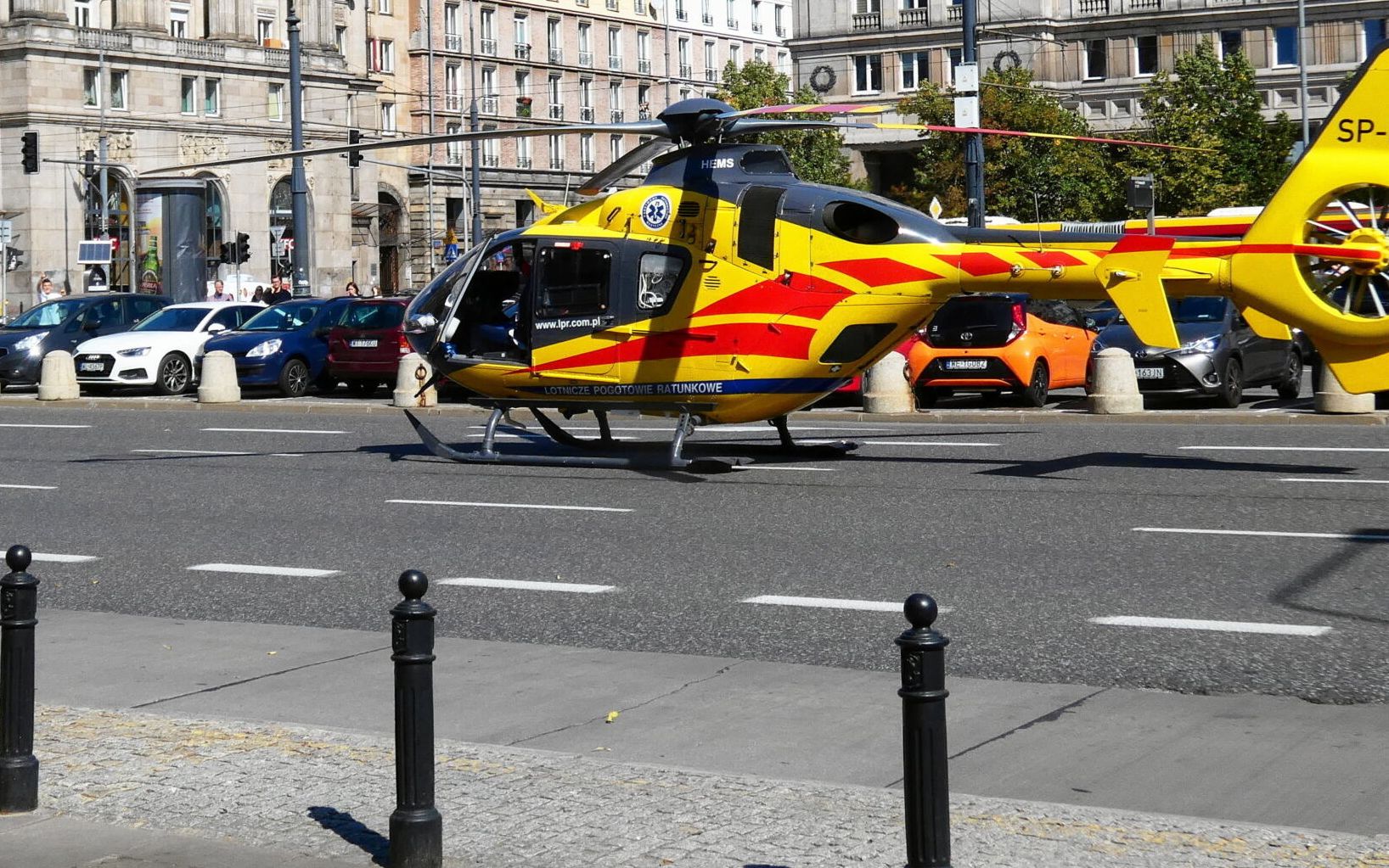 03.09.2021 Warszawa , plac Konstytucji . Zaloga smiglowca Lotniczego Pogotowia Ratunkowego podczas wezwania do uczestnikow wypadku z udzialem samochodu osobowego i skutera , do ktorego doszlo na ulicy Marszalkowskiej . Lotnicze Pogotowie Ratunkowe wezwane zostalo w zwiazku z brakiem dostepnych karetek pogotowia spowodowanym strajkiem ratownikow medycznych .
Fot. Dariusz Borowicz / Agencja Gazeta