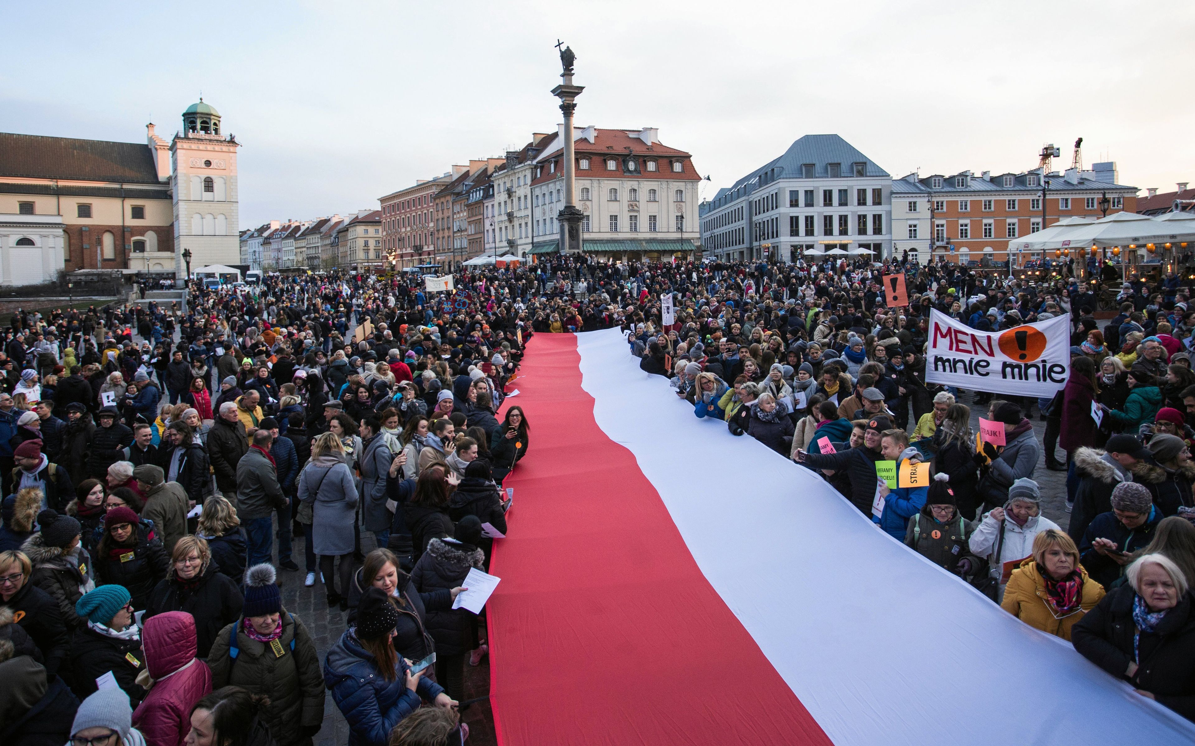 12.04.2019 Warszawa , plac Zamkowy . Swiatelko do nieba dla nauczycieli .
Fot. Adam Stepien / Agencja Gazeta